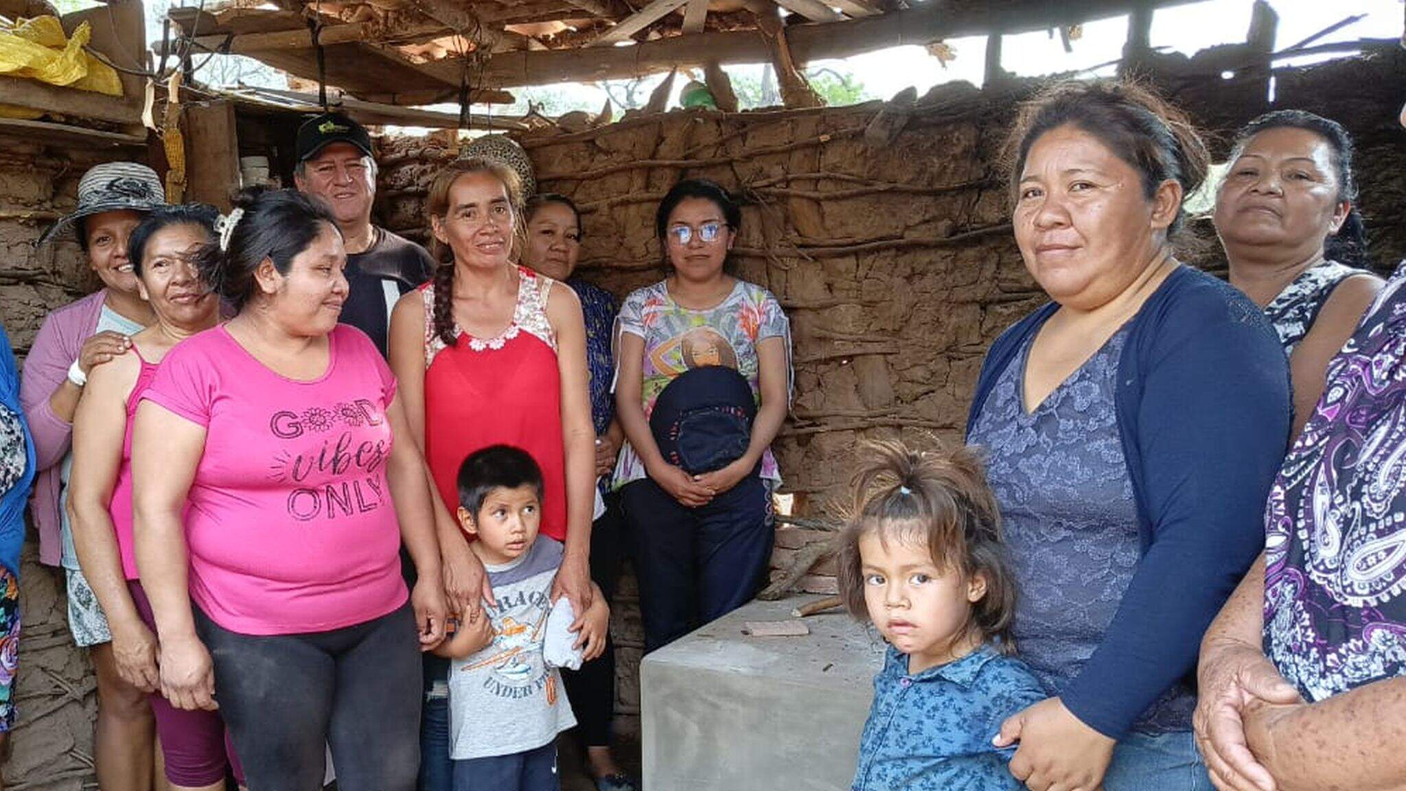 Im Rahmen des Projekts in Bolivien haben Befragungen in drei Gemeinden gezeigt, dass der neue Ofen den Familien einige Vorteile bringt.
Im Rahmen des Projekts in Bolivien haben Befragungen in drei Gemeinden gezeigt, dass der neue Ofen den Familien einige Vorteile bringt.