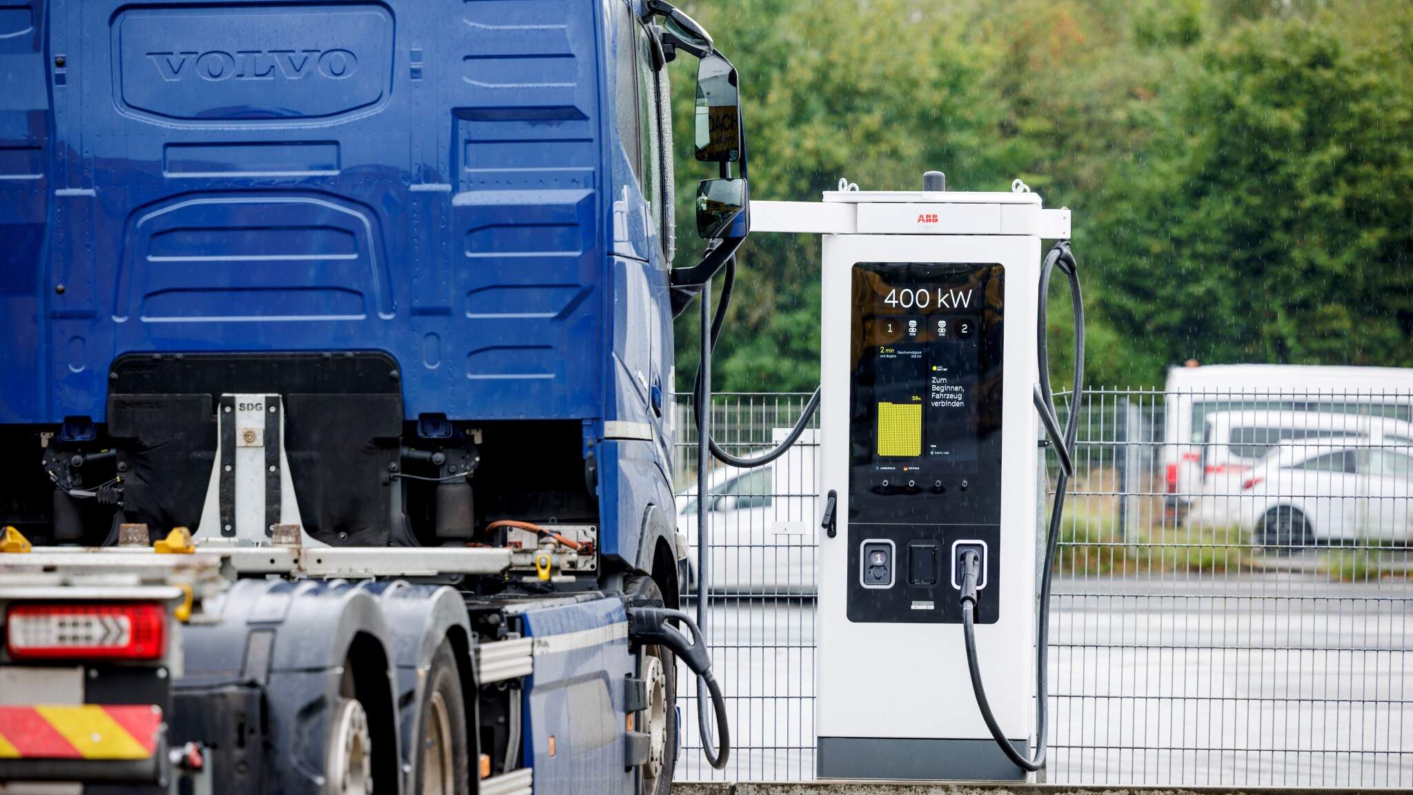 Die A400-Schnellladesäule für Lkw in Malsch kann eine Leistung von bis zu 400 kW an ein einzelnes Fahrzeug abgeben. Die A400-Schnellladesäule für Lkw in Malsch kann eine Leistung von bis zu 400 kW an ein einzelnes Fahrzeug abgeben.