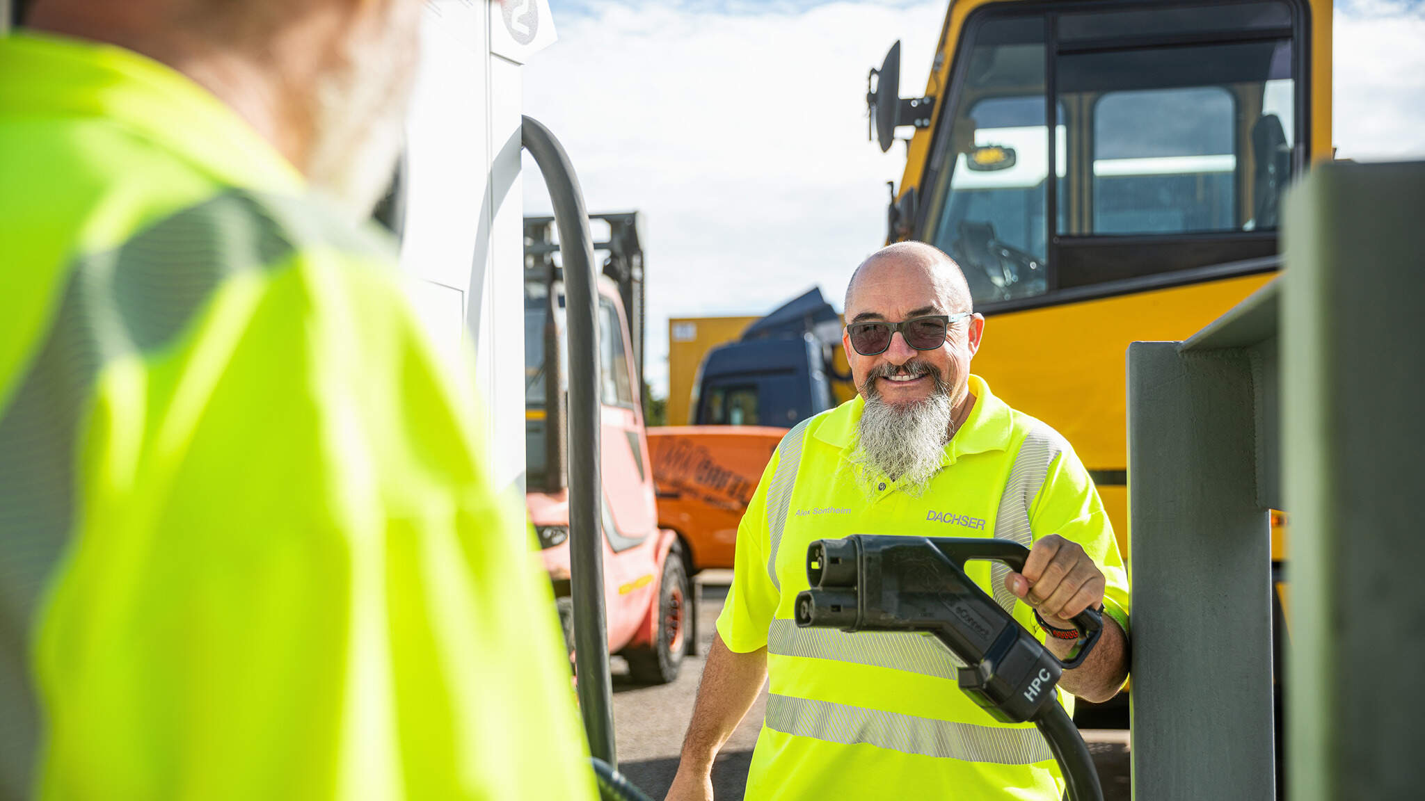 Alexander Sontheim schult Fahrerinnen und Fahrer im Umgang mit E-Lkw.