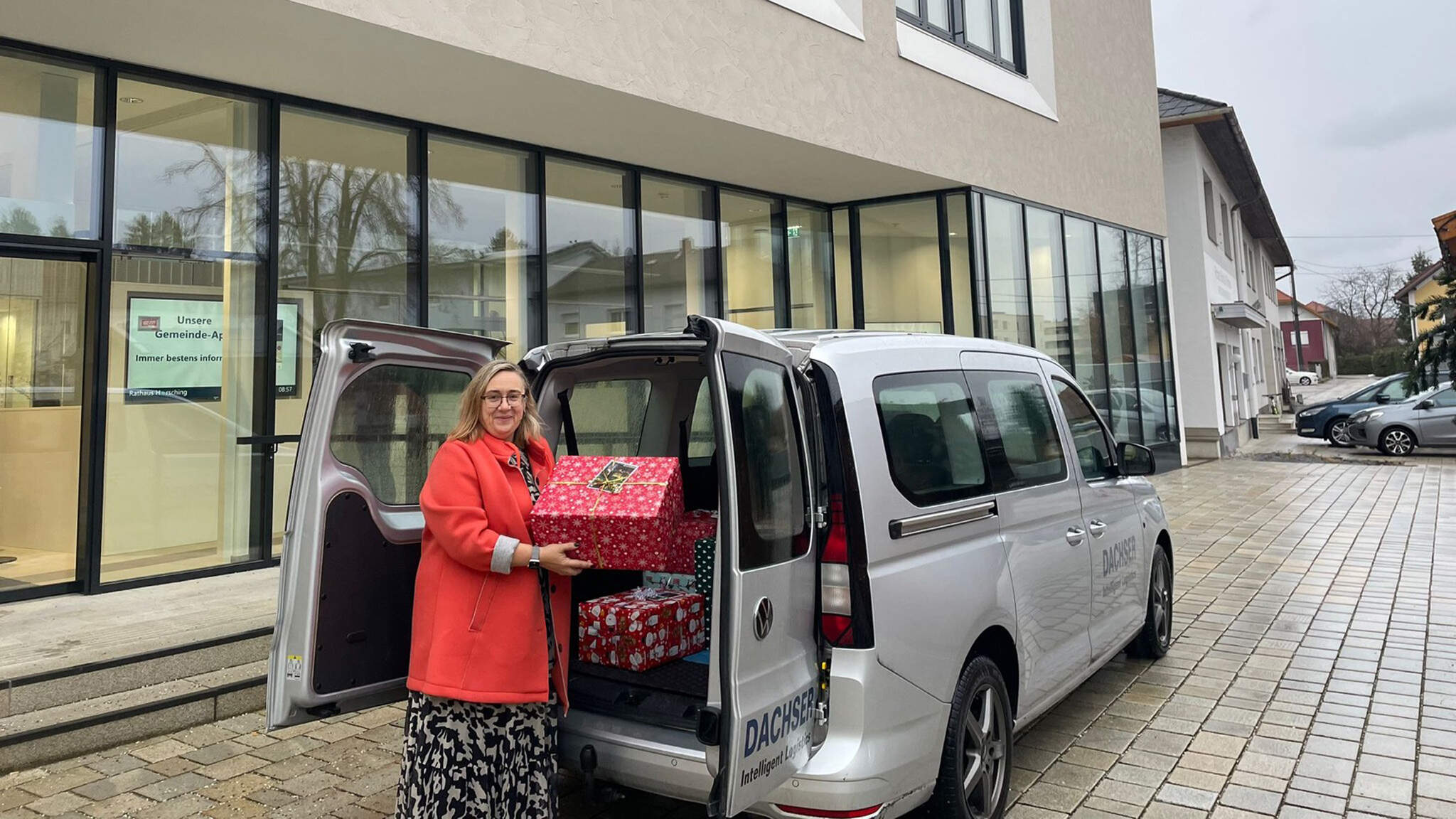 Sandra Ney auf dem Weg zur Übergabe ins Hörschinger Rathaus.