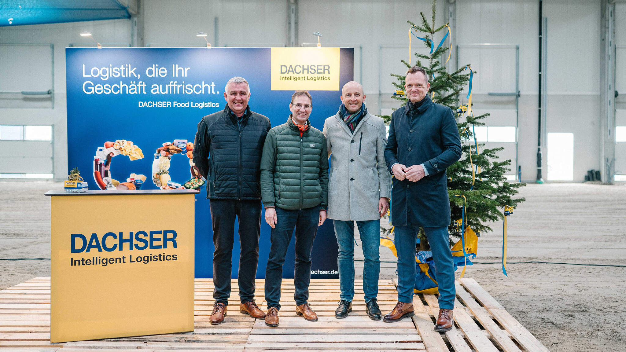 Von links: Ralph Bartsch (Diplom-Ingenieur (FH) Schl&uuml;sselfertigbau beim Bauunternehmen Unglert), Markus Riesterer (Gesch&auml;ftsf&uuml;hrer der Gewerbepark Breisgau GmbH), Michael Gaudlitz (General Manager DACHSER Freiburg) und Stefan Behrendt (Managing Director Food Logistics) beim Richtfest bei DACHSER Freiburg. Foto: DACHSER/Johannes Meger