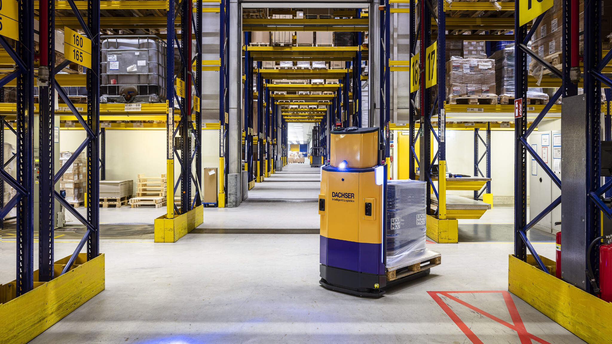 Mittlerweile sind in acht deutschen DACHSER Warehouses selbstfahrende Transportfahrzeuge, so genannte AGVs (Autonomous Guided Vehicles), im Einsatz. Mittlerweile sind in acht deutschen DACHSER Warehouses selbstfahrende Transportfahrzeuge, so genannte AGVs (Autonomous Guided Vehicles), im Einsatz.