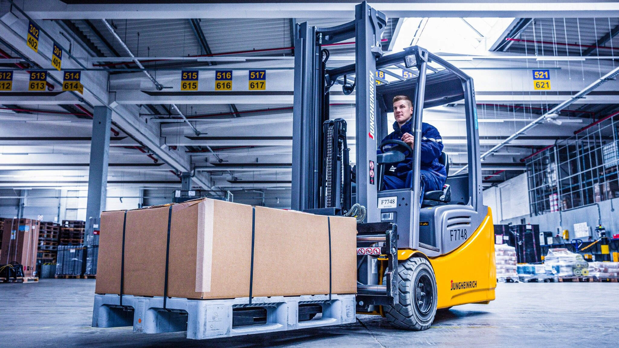 Mit dem DACHSER-eigenen direkten Netzwerk bieten wir tägliche Abfahrten nach Italien und flexible und schnelle Lieferzeiten von 48 bis 72 Stunden.