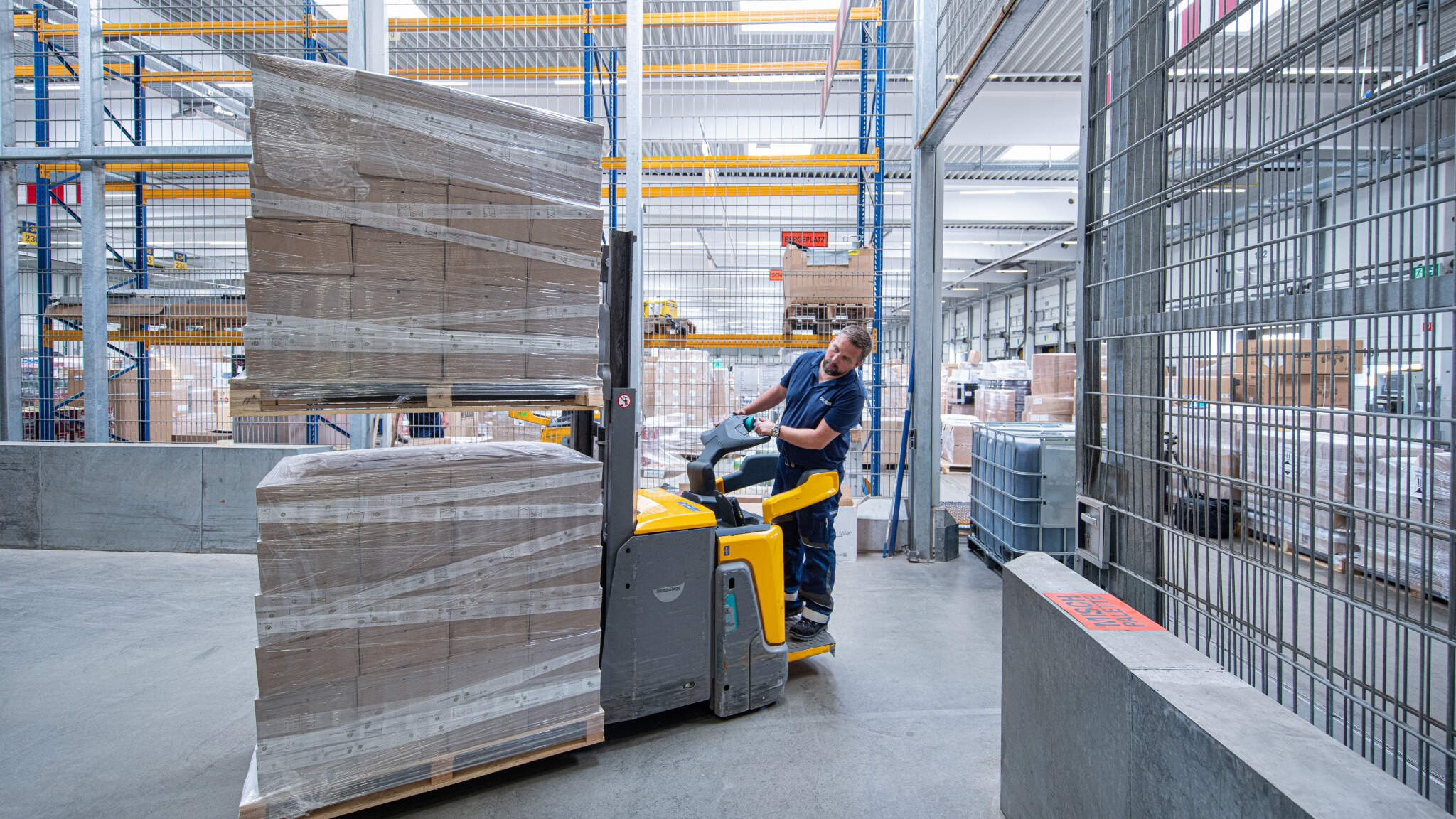 Mit Präzision und Tempo bringt DACHSER täglich hunderte Sendungen auf den Weg zu Europas großen eCommerce-Lagern. Mit Präzision und Tempo bringt DACHSER täglich hunderte Sendungen auf den Weg zu Europas großen eCommerce-Lagern.