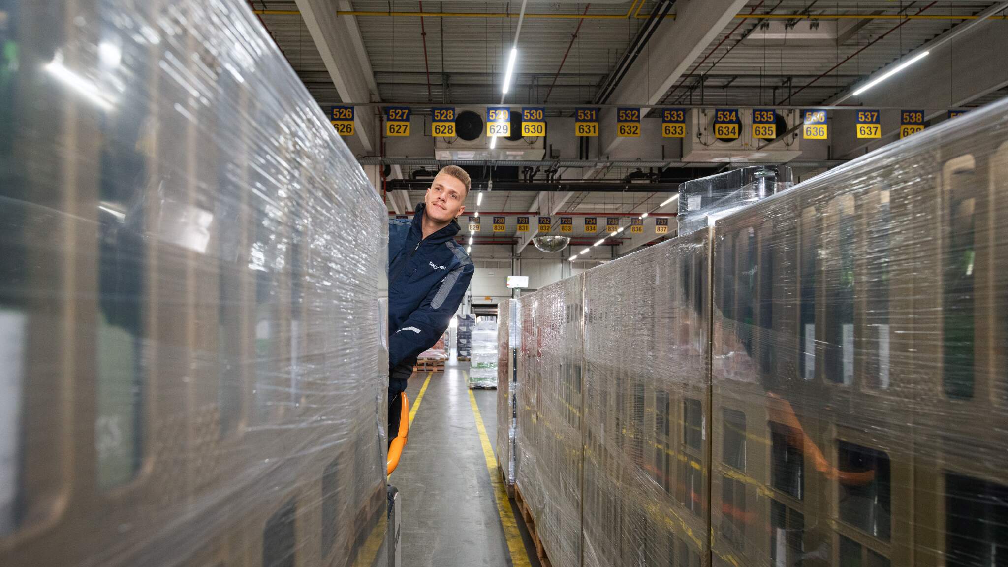 Das DACHSER Logistikzentrum Linz bietet ein offiziell genehmigtes Verbrauchsteuerlager für Unternehmen aus der Genuss- und Getränkesparte. Das DACHSER Logistikzentrum Linz bietet ein offiziell genehmigtes Verbrauchsteuerlager für Unternehmen aus der Genuss- und Getränkesparte.