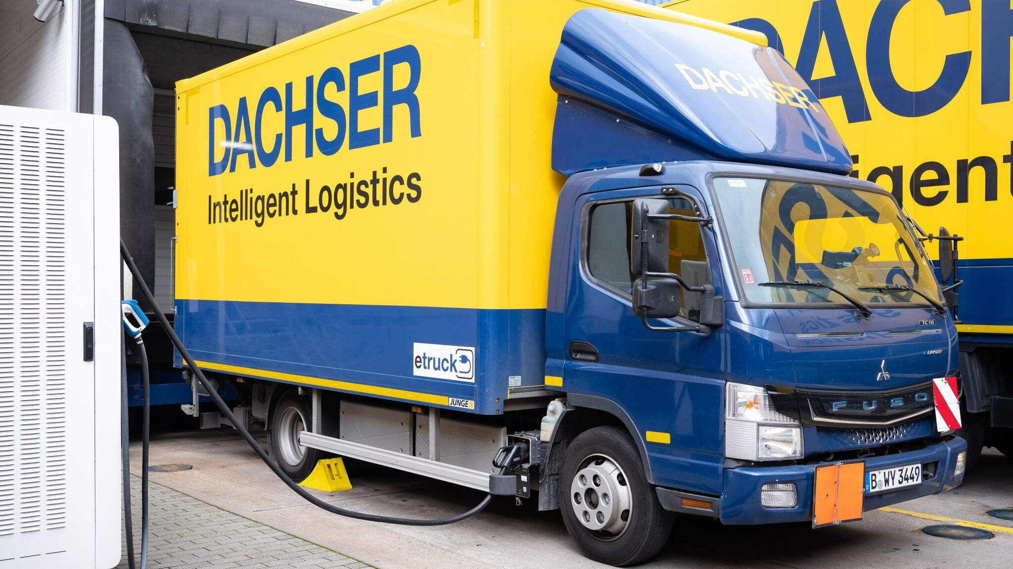 Ein DACHSER E-Lkw an der Ladestation.