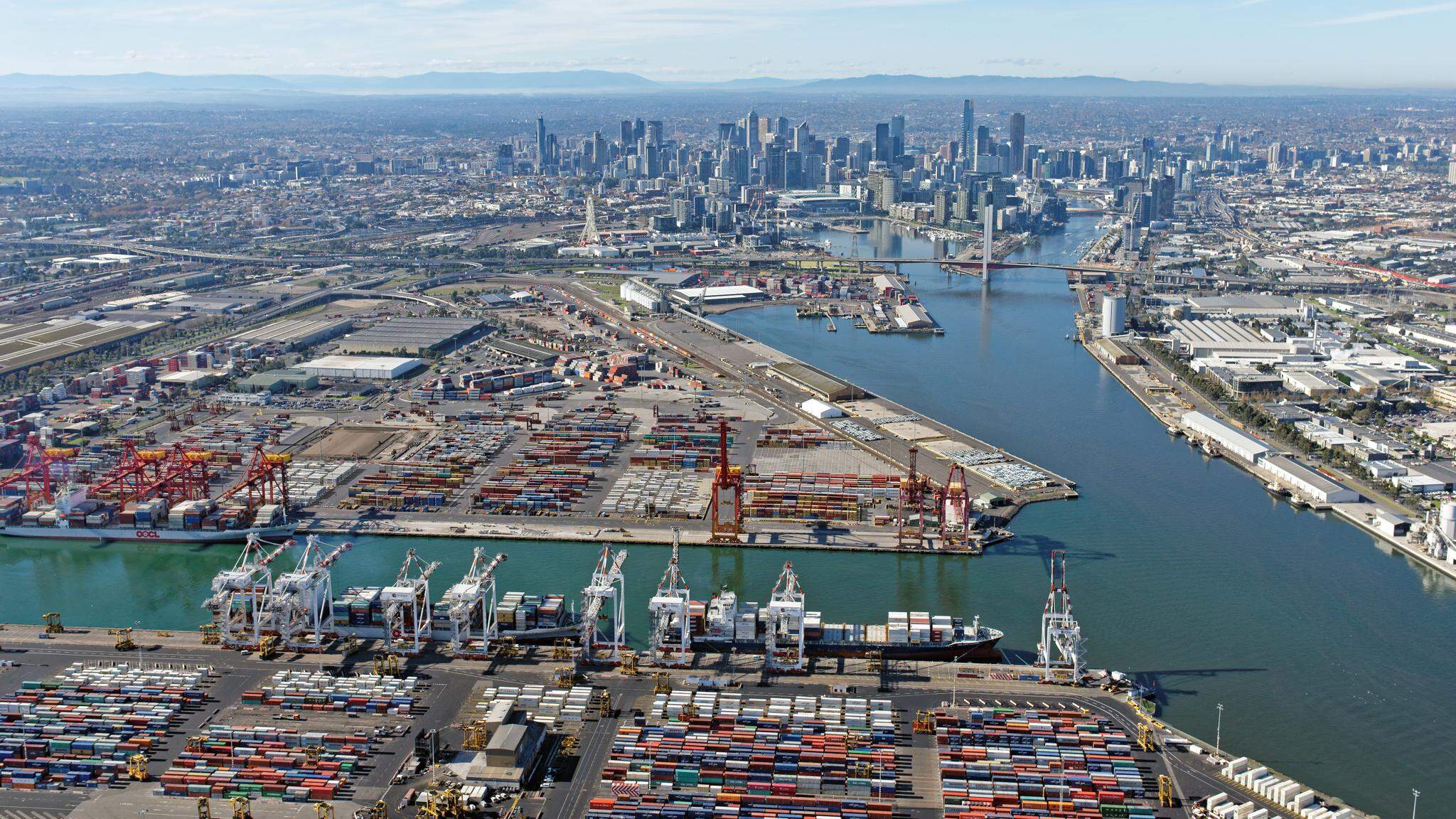 Die Entfernungen, insbesondere innerhalb Australiens, sind meist sehr gro&szlig;. Foto: Aerometrex / iStock / Getty Images Plus