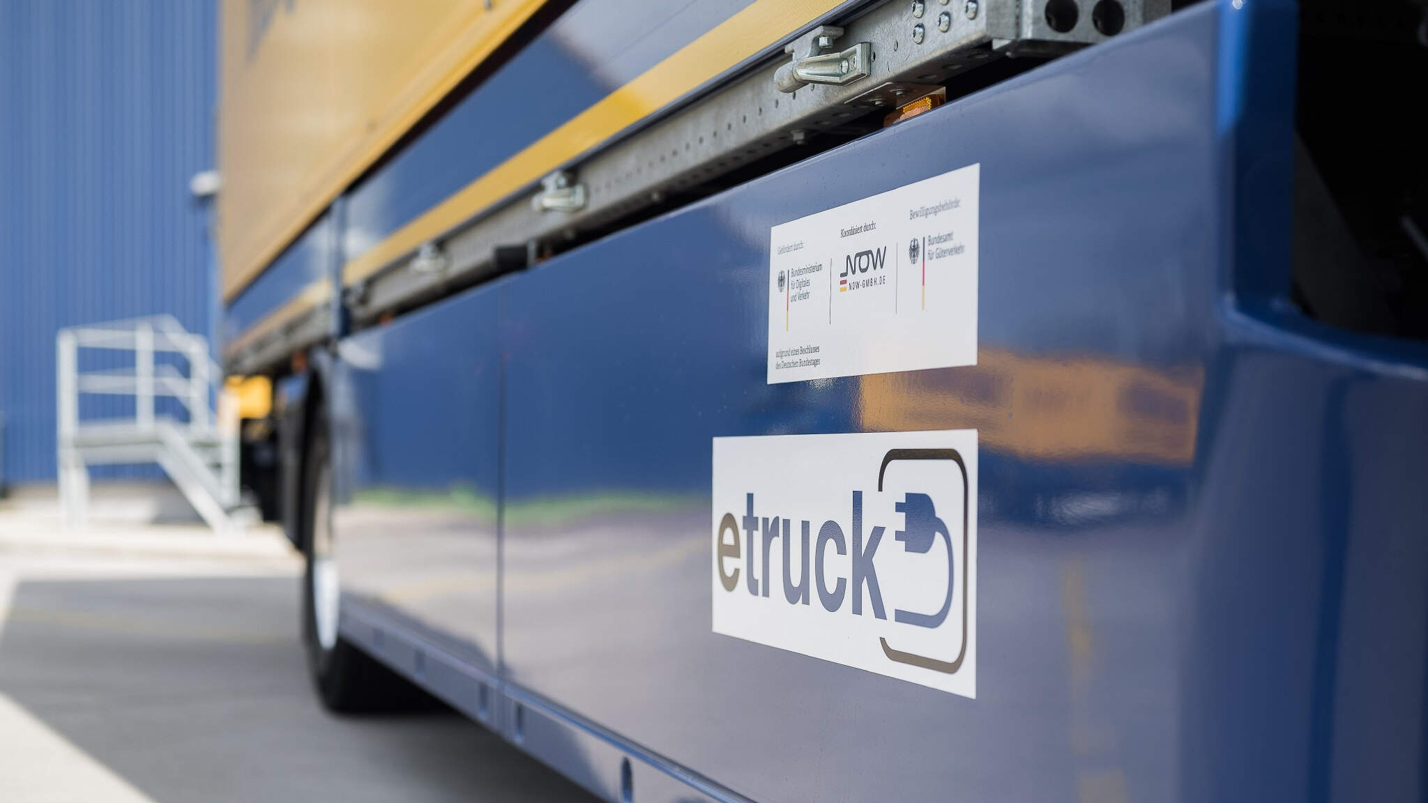 Seit kurzem gibt es auch in Warschau, Rotterdam, und Barcelona innerstädtische Bereiche, in denen nur Null-Emissions-Fahrzeuge (Zero Emission Vehicles) Waren zustellen und abholen. Seit kurzem gibt es auch in Warschau, Rotterdam, und Barcelona innerstädtische Bereiche, in denen nur Null-Emissions-Fahrzeuge (Zero Emission Vehicles) Waren zustellen und abholen.