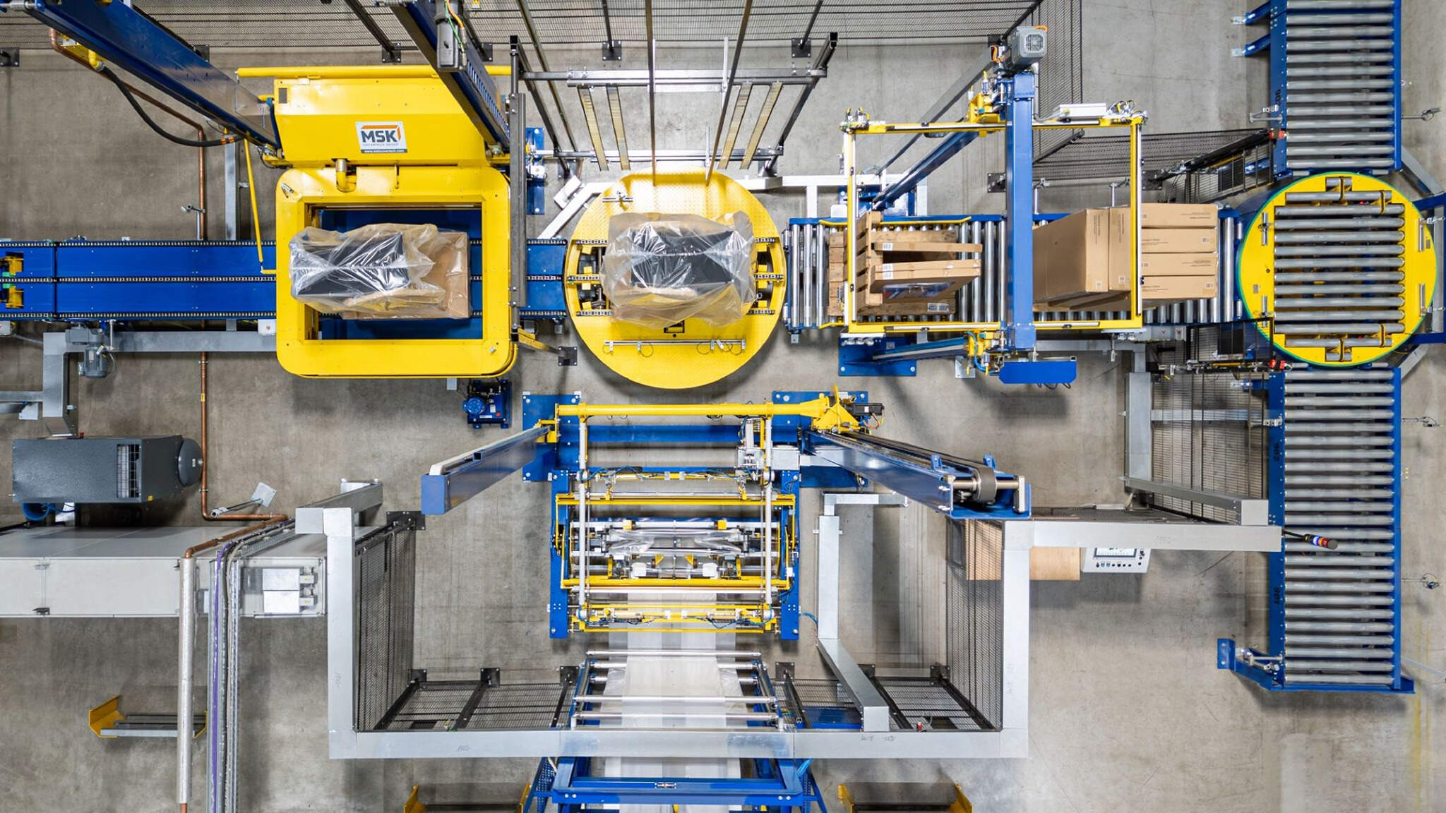 Eine weitere Automatisierungslösung: In Magdeburg wurde eine vollautomatische Haubenschrumpfanlage in Betrieb genommen, die sperrige Güter mit hoher Stabilität in Schrumpffolie verpackt. Eine weitere Automatisierungslösung: In Magdeburg wurde eine vollautomatische Haubenschrumpfanlage in Betrieb genommen, die sperrige Güter mit hoher Stabilität in Schrumpffolie verpackt.