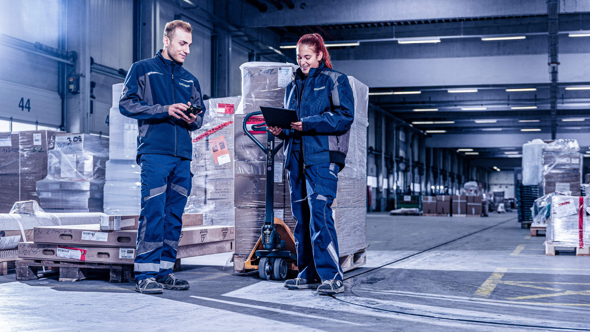 DACHSER Mitarbeitende bereiten die Lieferung gemäß den exakten Vorgaben der eCommerce-Plattformen vor – von Slotbuchung bis Verpackung alles präzise abgestimmt. DACHSER Mitarbeitende bereiten die Lieferung gemäß den exakten Vorgaben der eCommerce-Plattformen vor – von Slotbuchung bis Verpackung alles präzise abgestimmt.