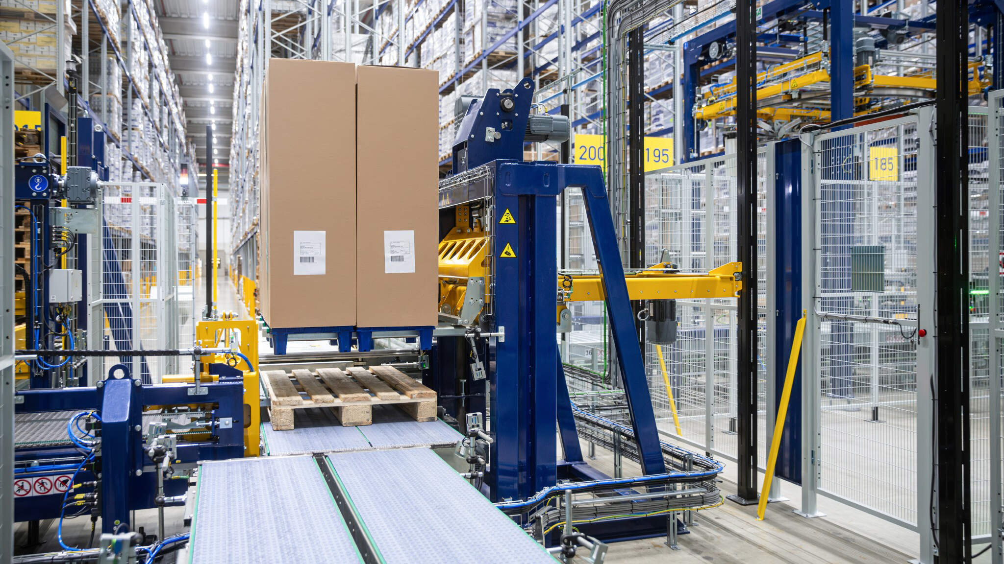 Die neue teilautomatisierte Displayfertigungsanlage sorgt für mehr Effizienz und entlastet die Mitarbeiter. Die neue teilautomatisierte Displayfertigungsanlage sorgt für mehr Effizienz und entlastet die Mitarbeiter.