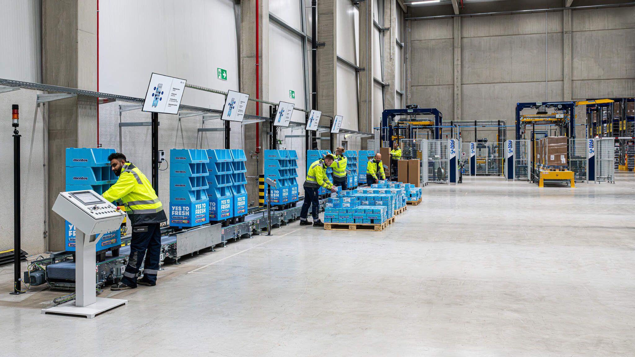 Die Mitarbeitenden bauen die Displaykartons auf der Viertelpalette auf und bestücken sie wie auf den Monitoren vorgegeben. Die Mitarbeitenden bauen die Displaykartons auf der Viertelpalette auf und bestücken sie wie auf den Monitoren vorgegeben.