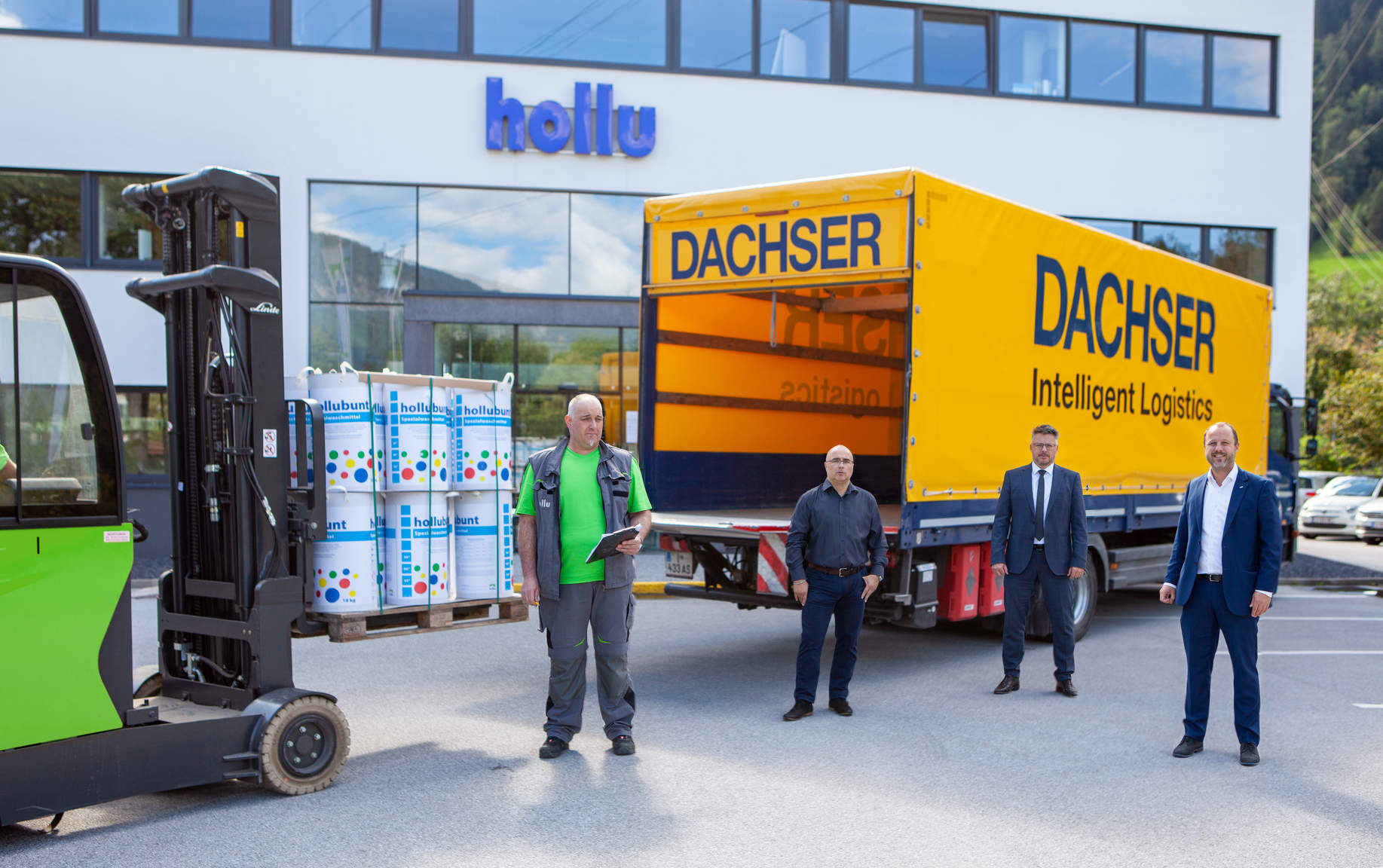vlnr Martin Spiss, hollu Kommissionierer, Vincent Gymnich, hollu Abteilungsleiter Logistik, Oliver Wiedemann, hollu Vertriebsleiter Export, Robert Kloker, DACHSER Logistikzentrum Tirol Niederlassungsleiter vlnr Martin Spiss, hollu Kommissionierer, Vincent Gymnich, hollu Abteilungsleiter Logistik, Oliver Wiedemann, hollu Vertriebsleiter Export, Robert Kloker, DACHSER Logistikzentrum Tirol Niederlassungsleiter