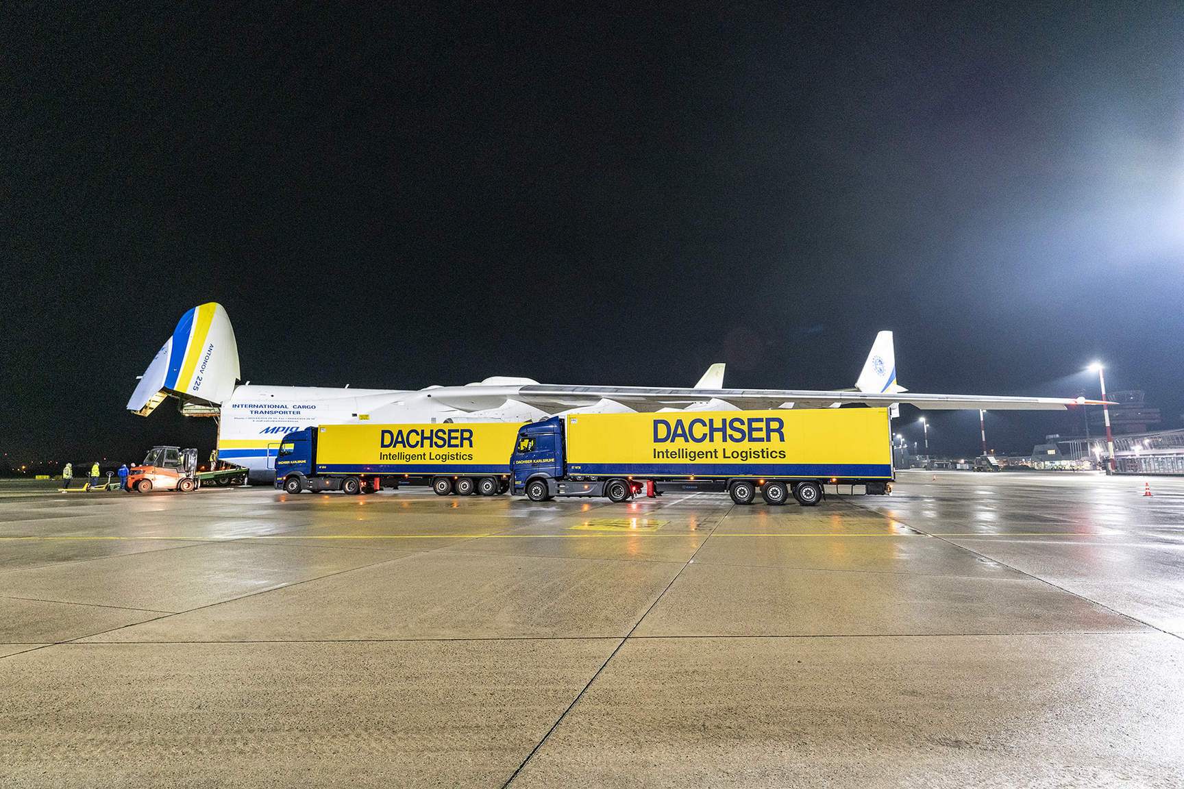 Entladung der Antonov An-225 zur weiteren Verteilung. Entladung der Antonov An-225 zur weiteren Verteilung.