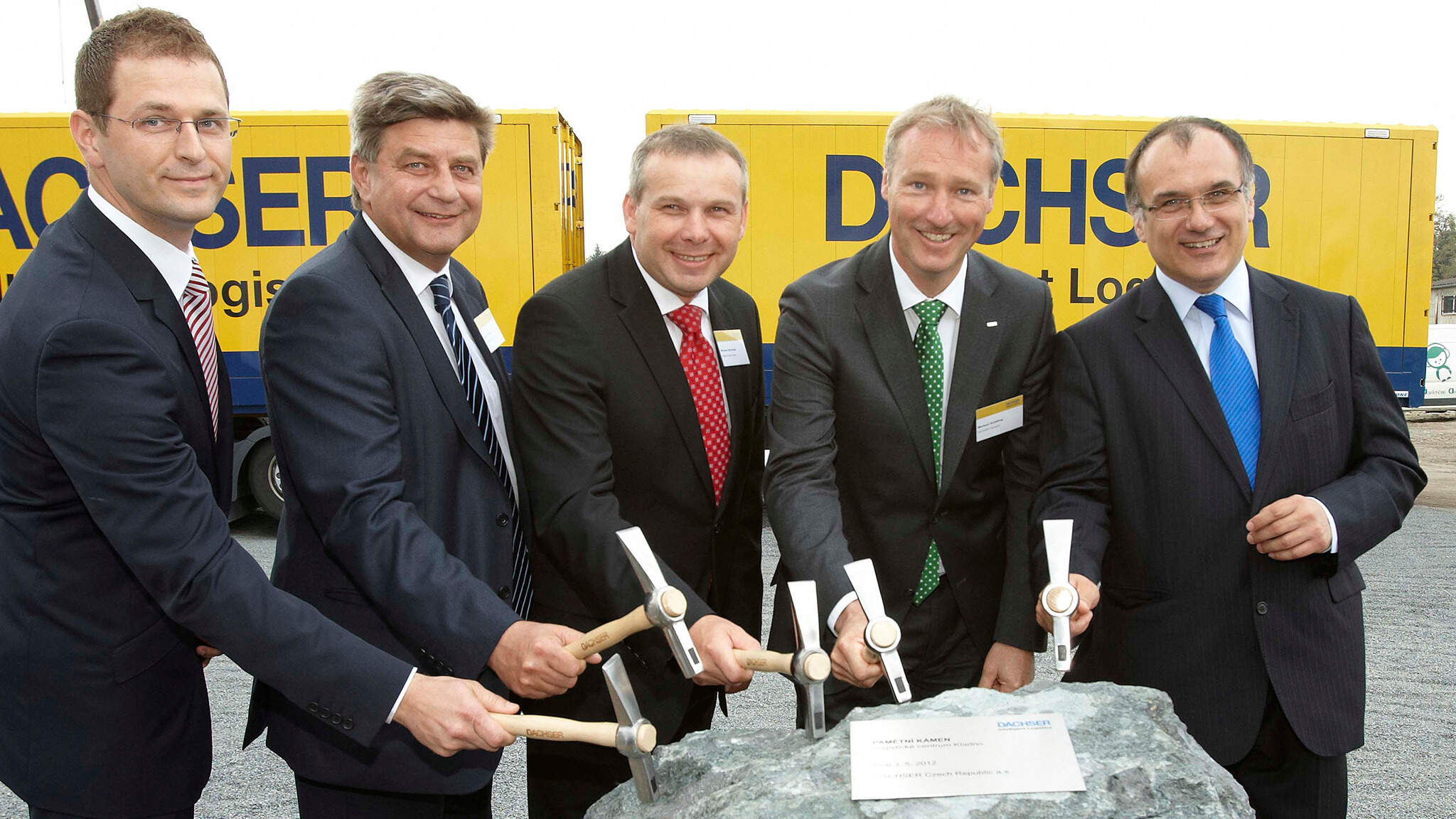 Von links: Jan Pihar, ehemaliger General Manager von DACHSER Kladno und heutiger Managing Director von DACHSER Tschechien; Martin Dr&aacute;bek, Vorsitzender des Verbandes f&uuml;r Spedition und Logistik; Miroslav Bern&aacute;šek, Stadtrat von Kladno; Michael Schilling, ehemaliger COO Road Logistics bei DACHSER und heutiges Mitglied des Aufsichtsrats von DACHSER; Petr Kozel, ehemaliger Gesch&auml;ftsf&uuml;hrer und Gr&uuml;nder des von DACHSER &uuml;bernommenen Unternehmens E.S.T., bei der Grundsteinlegung von DACHSER Kladno im Jahr 2012. 