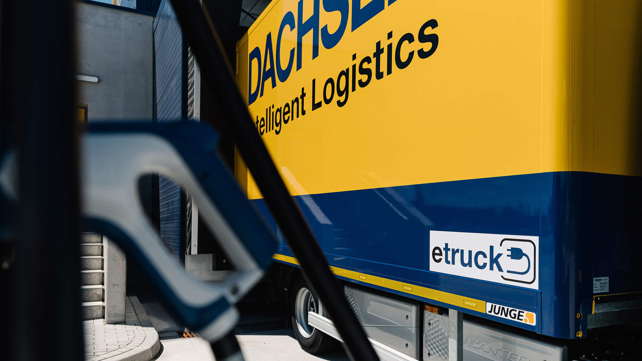 Zum Einsatz kommt für die emissionsfreie Belieferung unter anderem ein voll-elektrischer 7,5 Tonnen Leicht-Lkw vom Typ FUSO eCanter. Zum Einsatz kommt für die emissionsfreie Belieferung unter anderem ein voll-elektrischer 7,5 Tonnen Leicht-Lkw vom Typ FUSO eCanter.