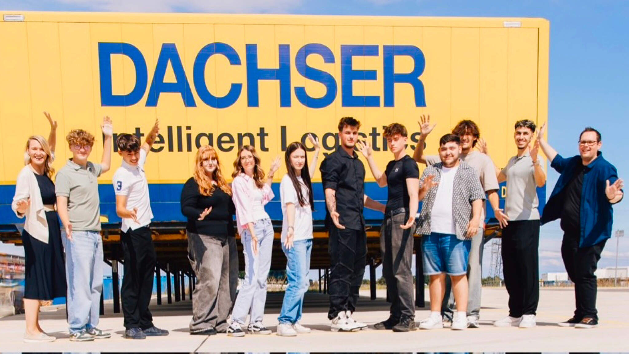 Lehrlinge, die im Herbst 2025 ihre Ausbildung im DACHSER Logistikzentrum Wien bei Himberg begonnen haben. Lehrlinge, die im Herbst 2025 ihre Ausbildung im DACHSER Logistikzentrum Wien bei Himberg begonnen haben.