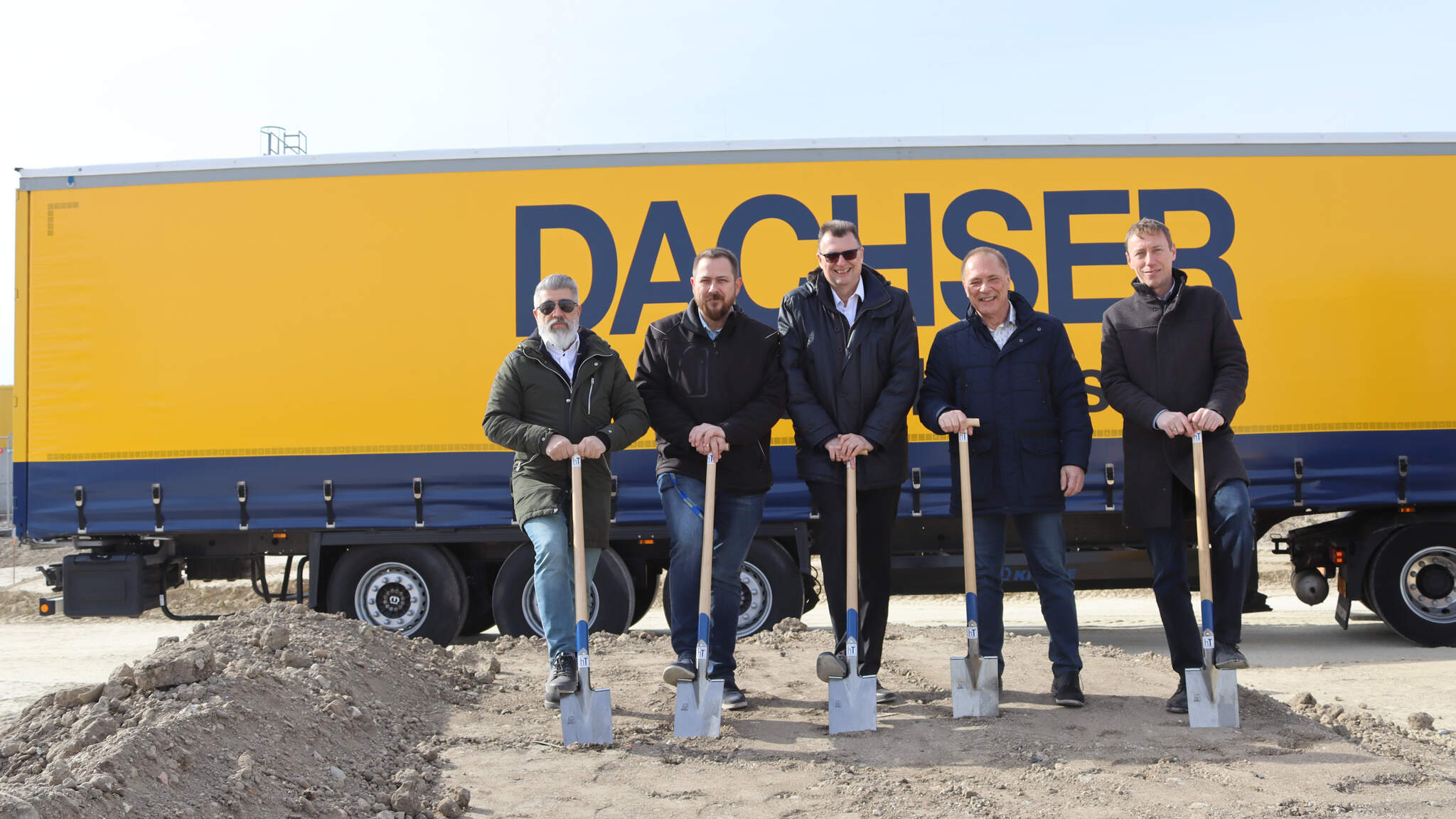 Spatenstich im DACHSER Logistikzentrum Wien am Standort Himberg - v.l.n.r. Deniz Gül (Lagerleiter), Marcus Zöhrer (Leiter Facility Management und IT), Manfred Dolezal (stellv. Niederlassungsleiter), Andreas Schweiger (Speditionsleitung National), Daniel Brunnauer (Speditionsleiter Outbound).