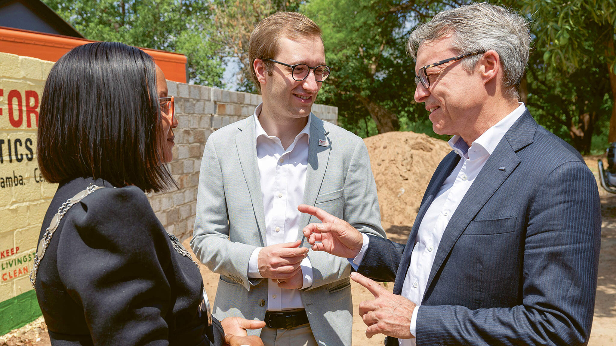 Bernhard Simon (rechts), Chairman of the Supervisory Board bei DACHSER, bei der Eröffnung des neuen Hubs in Kasangola (Sambia) am 3. November 2023.
