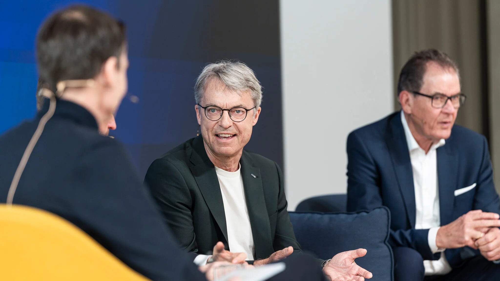 Bernhard Simon, Chairman of the Supervisory Board von DACHSER, und Dr. Gerd M&uuml;ller, Generaldirektor der UNIDO (rechts), bei der Podiumsdiskussion im DACHSER Network Campus.
