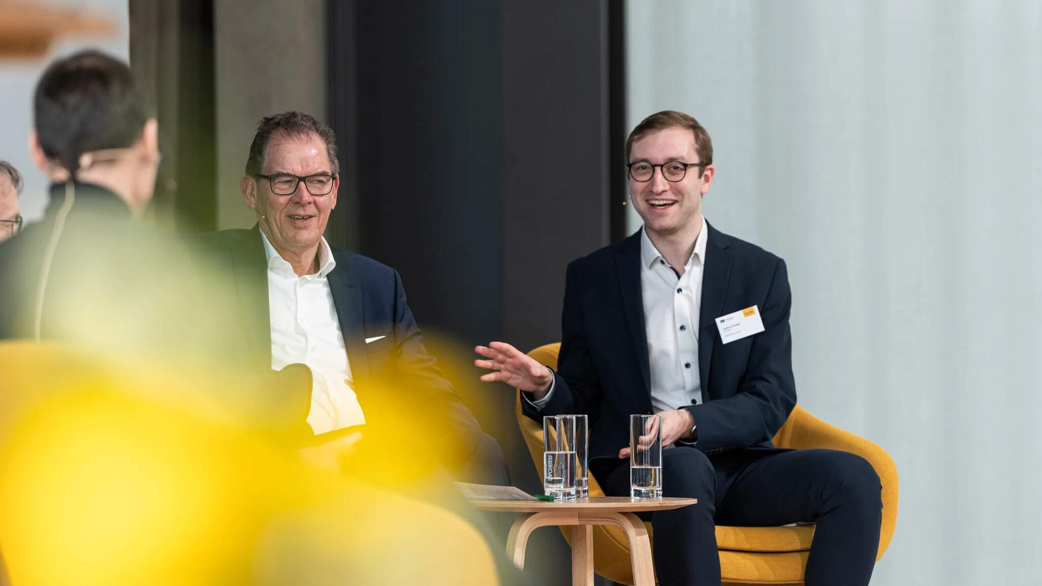 Joshua Hofert, Vorstand Kommunikation und Sprecher von Terre des Hommes Deutschland (rechts au&szlig;en) und Dr. Gerd M&uuml;ller, Generaldirektor der UNIDO (2. von rechts), bei der Podiumsdiskussion im DACHSER Network Campus.