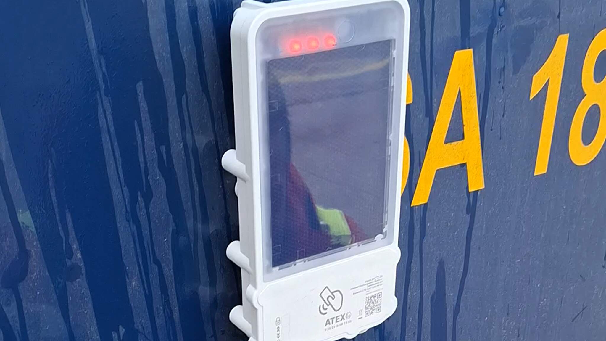Mittels GPS-&uuml;berwachter Plomben am Heckportal l&auml;sst sich die Ware technisch gut sch&uuml;tzen.