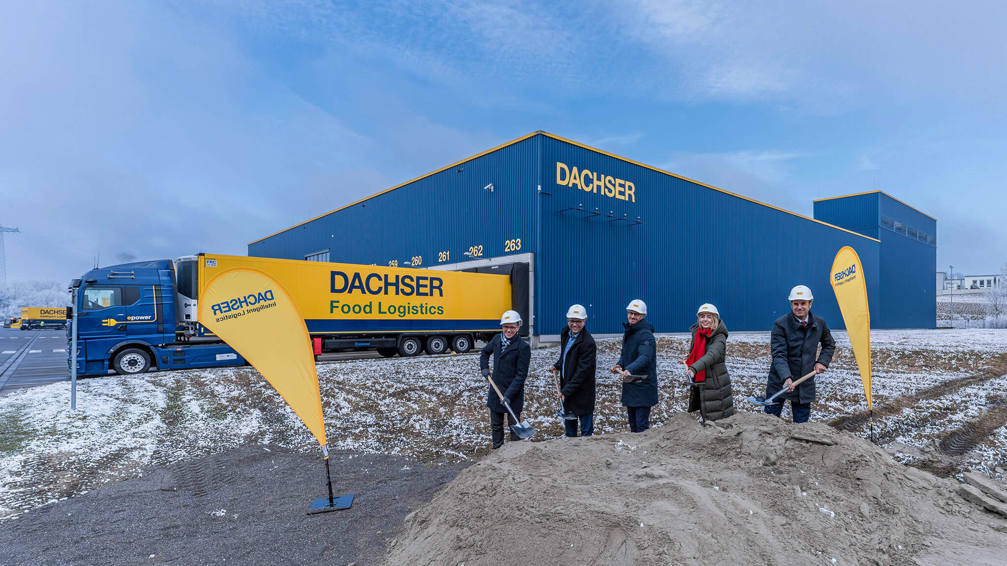 Von links nach rechts: Benjamin Mors (B&uuml;rgermeister von Stei&szlig;lingen), Murat Paso (Niederlassungsleiter des DACHSER Logistikzentrum Hegau-Bodensee), Claus Wetzel (Managing Director DACHSER European Logistics Germany), Saskia Frank (Landtagsabgeordnete der Gr&uuml;nen) und Zeno Danner (Landrat des Landkreises Konstanz). Foto: DACHSER/Menkhaus Media