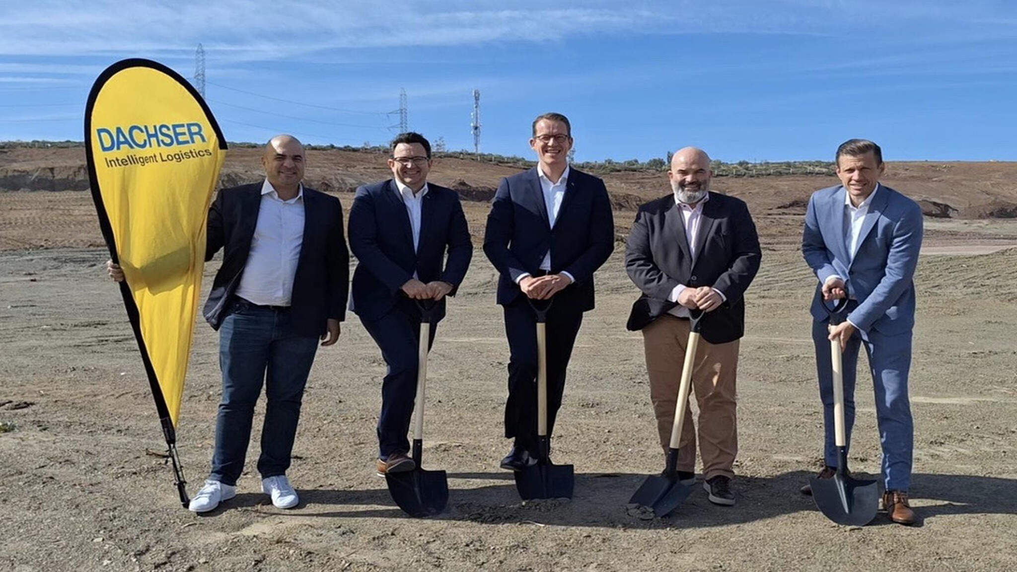 Von links nach rechts: M. Chraibi, Regional Managing Director Maghreb & Türkiye, CDO S. Hohm, CEO B. Eling, F. Dumort, Managing Director European Logistics France, Maghreb & Türkiye, und COO Road Logistics A. Tonn beim Spatenstich in Tanger Med. Von links nach rechts: M. Chraibi, Regional Managing Director Maghreb & Türkiye, CDO S. Hohm, CEO B. Eling, F. Dumort, Managing Director European Logistics France, Maghreb & Türkiye, und COO Road Logistics A. Tonn beim Spatenstich in Tanger Med.