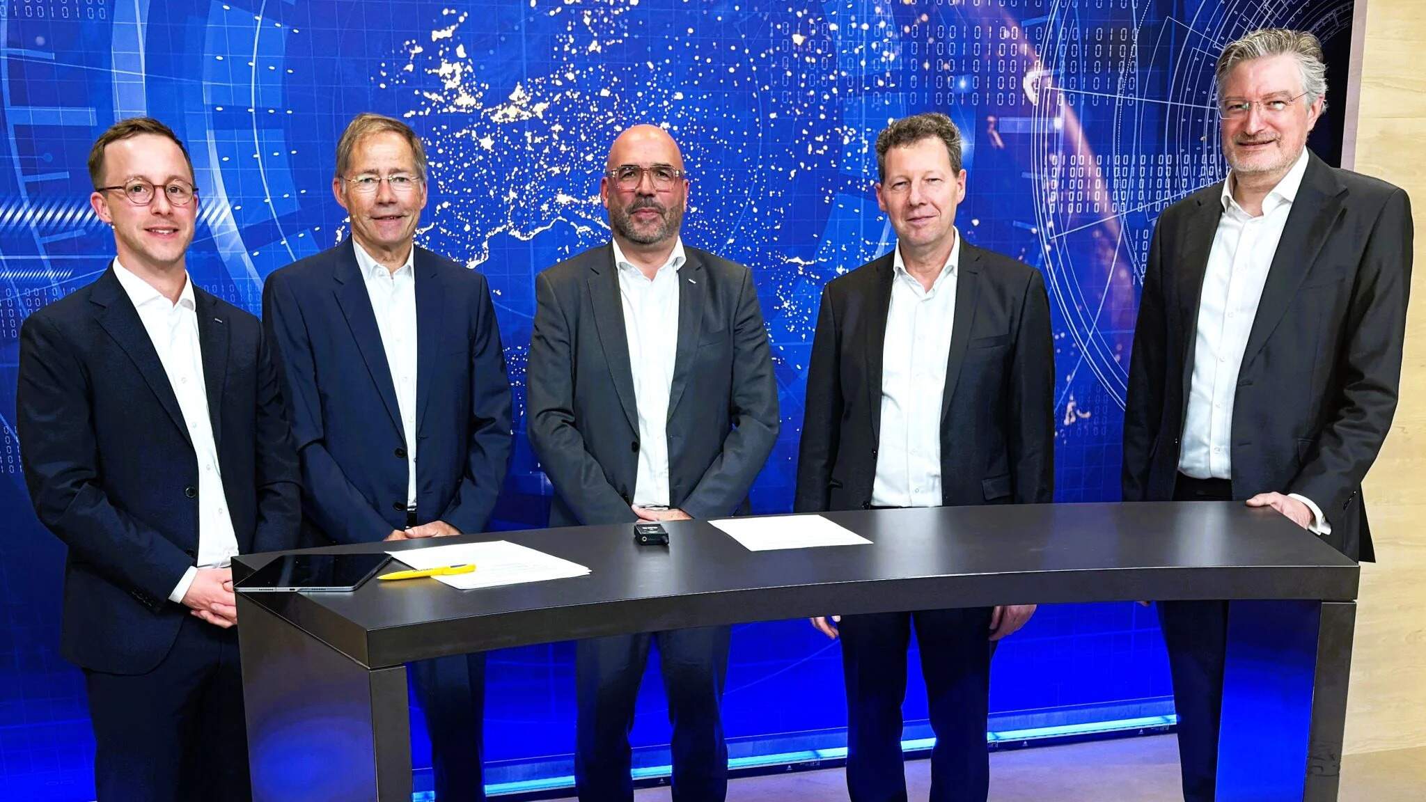 Gruppenbild bei der Vorstellung der Studie im M&auml;rz 2026 in Kempten (von links nach rechts): Stefan Sch&auml;fer (Lead Corporate Business Development Manager DACHSER Chem Logistics), Studienautor Dr. Andreas Backhaus, Michael Kriegel (Department Head DACHSER Chem Logistics), Johann-Peter Nickel (Gesch&auml;ftsf&uuml;hrer im Verband der Chemischen Industrie e. V.) sowie Prof. Dr. Christian Kille