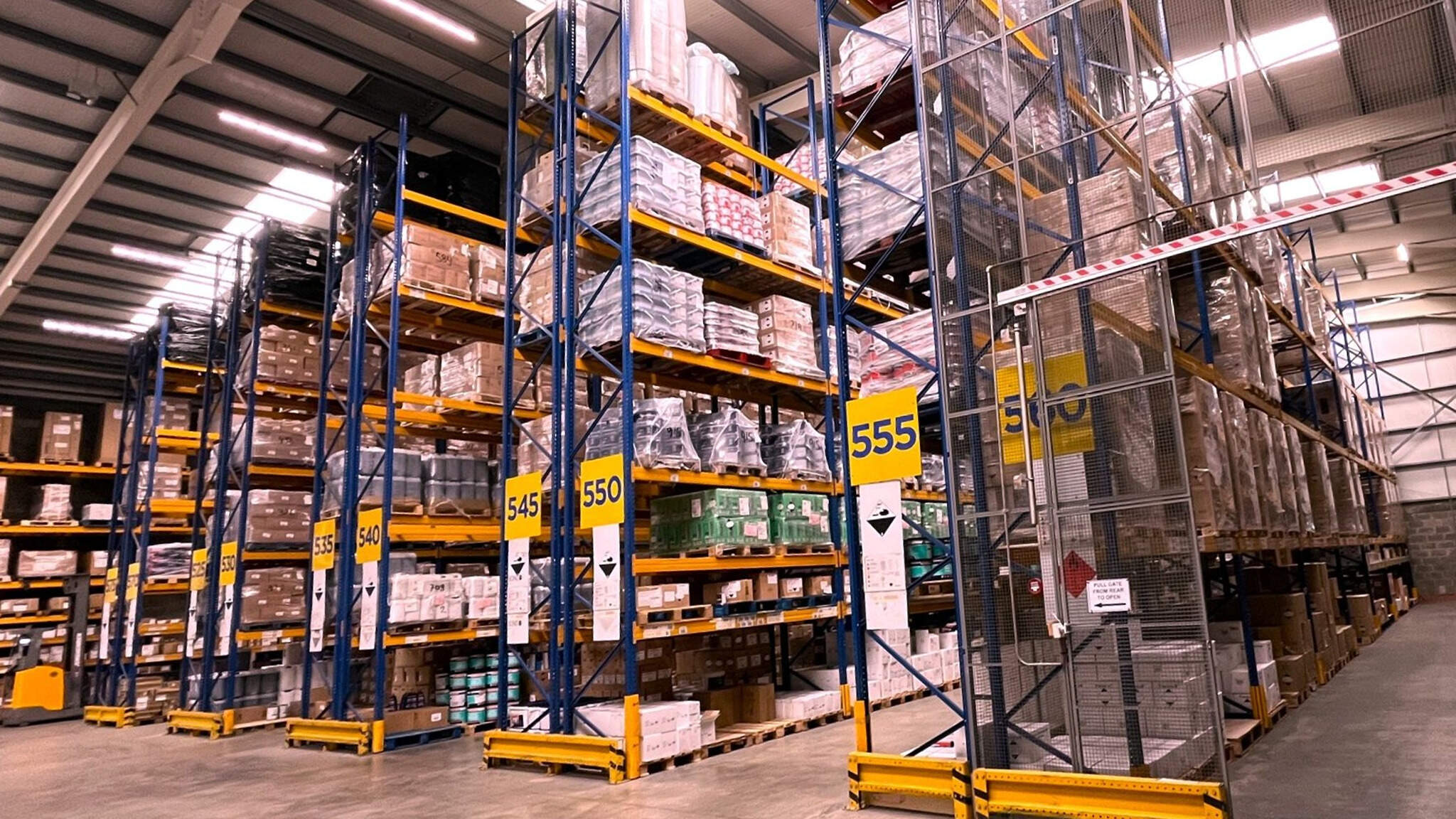 Moderne Lagertechnik und klar definierte Prozesse schaffen die Voraussetzungen f&uuml;r eine sichere Chemielogistik nach hohen Sicherheitsstandards.