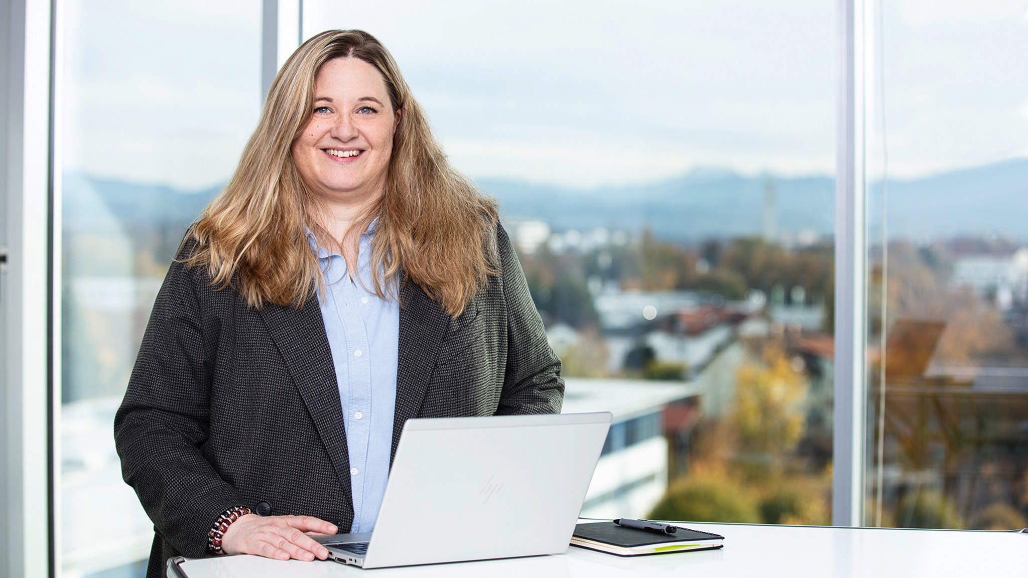Nicola Elsner ist Projektmanagerin im Team für Robotic Process Automation. (Bild: Matthias Sienz) Nicola Elsner ist Projektmanagerin im Team für Robotic Process Automation. (Bild: Matthias Sienz)