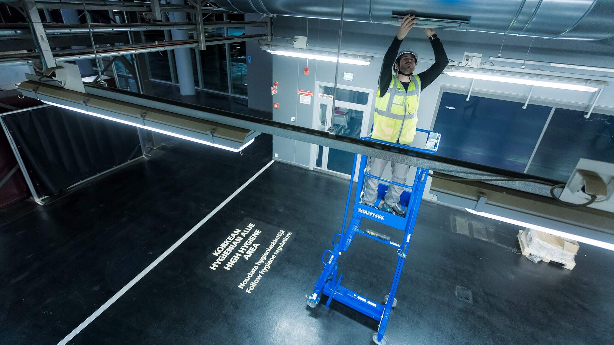 Ixolift Arbeitsb&uuml;hnen sorgen f&uuml;r einen sicheren Stand / Foto: Ixolift