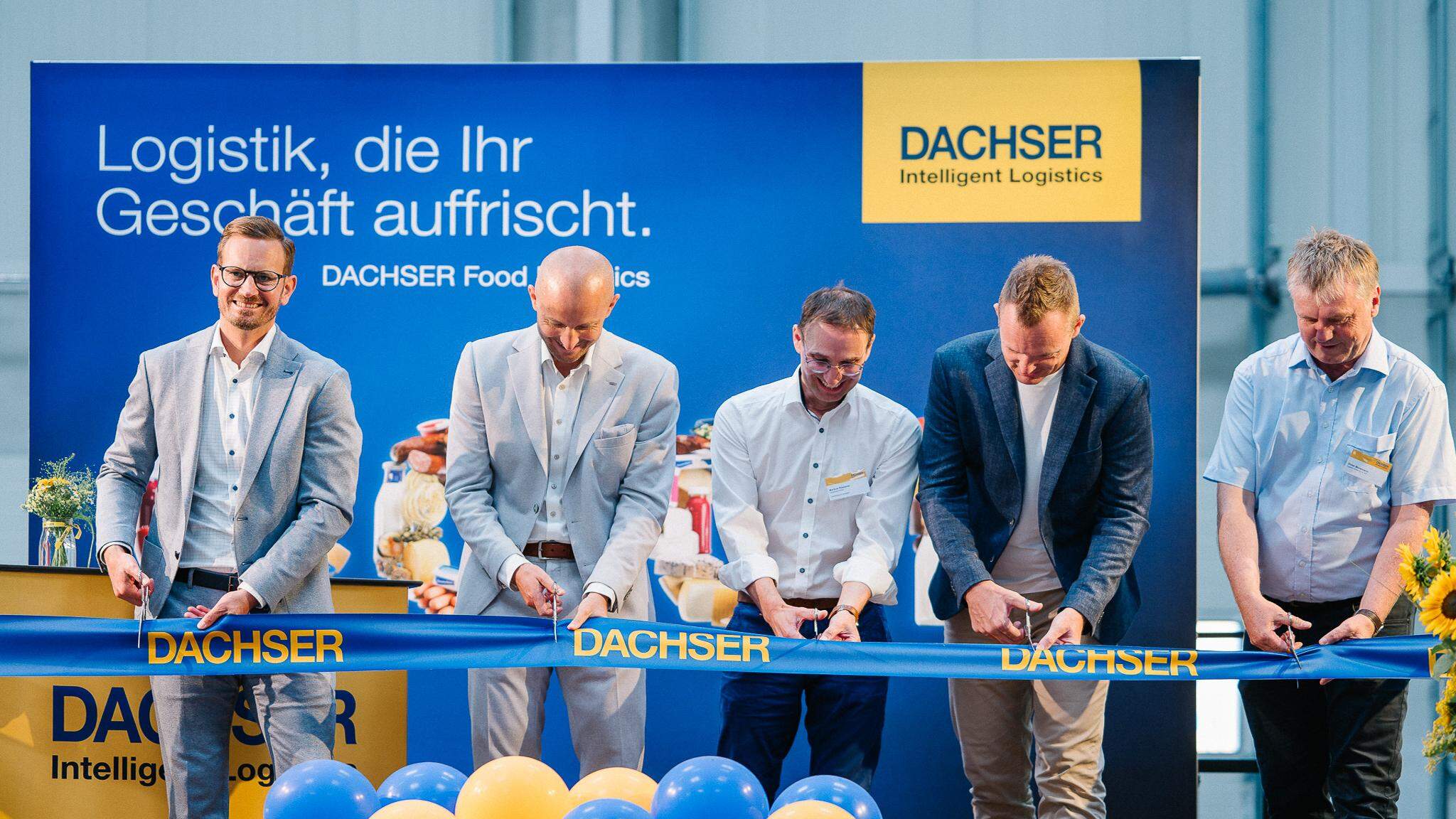 Von links: Claus Wetzel, Managing Director DACHSER European Logistics Germany; Michael Gaudlitz, Niederlassungsleiter DACHSER Freiburg; Markus Riesterer, Gesch&auml;ftsf&uuml;hrer der Gewerbepark Breisgau GmbH; Stefan Behrendt, Managing Director DACHSER Food Logistics; Dietmar Moosmann vom Bauunternehmen Unglehrt GmbH & Co. KG bei der Er&ouml;ffnungsfeier der Erweiterung bei DACHSER Freiburg | Foto: Johannes Meger