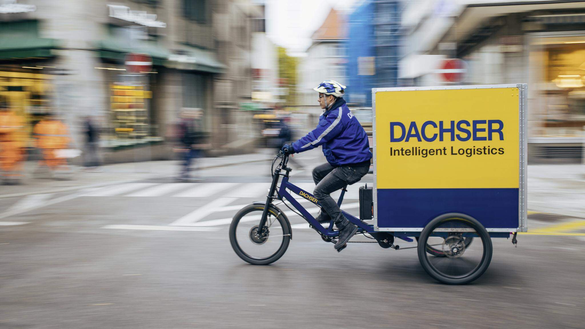 Mit dem Lastenrad emissionsfrei unterwegs: DACHSER setzt in Stuttgart auf nachhaltige L&ouml;sungen f&uuml;r die innerst&auml;dtische Zustellung.