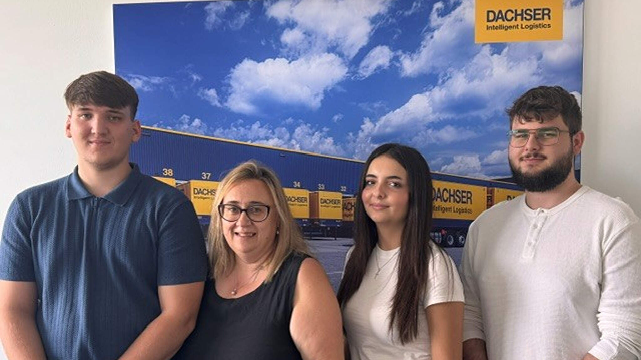 die neuen Lehrlinge aus H&ouml;rsching, mit unserer Ausbildungsverantwortlichen, aus dem Logistikzentrum Linz, Sandra Ney