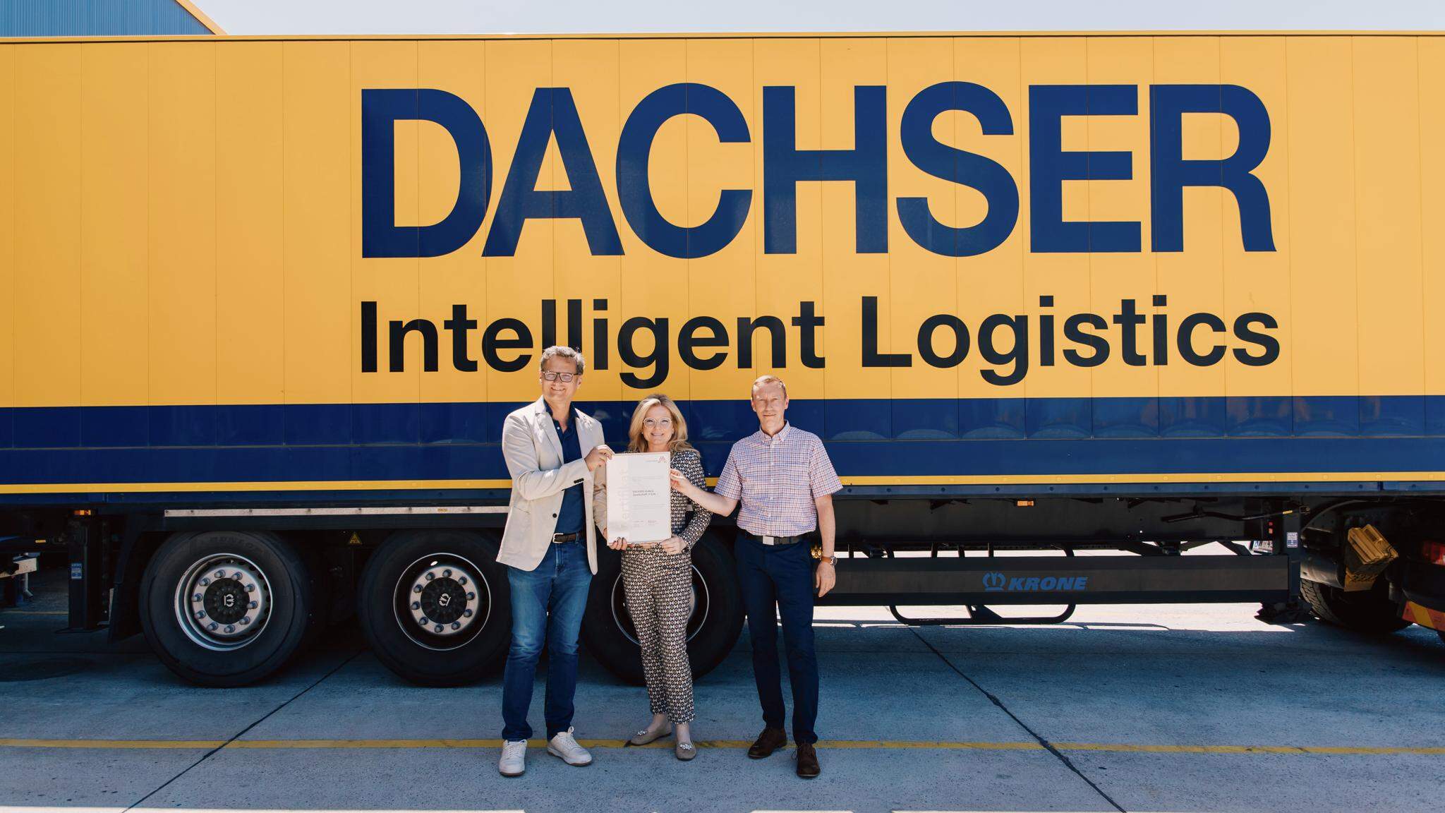 v.l.n.r. Michael Rauhofer, Managing Director DACHSER Austria, Mag. Monica Rintersbacher, Gesch&auml;ftsf&uuml;hrerin Leitbetriebe Austria und Daniel Brunnauer, General Manager DACHSER Logistikzentrum Wien bei der Zertifikat&uuml;bergabe in Himberg bei Wien