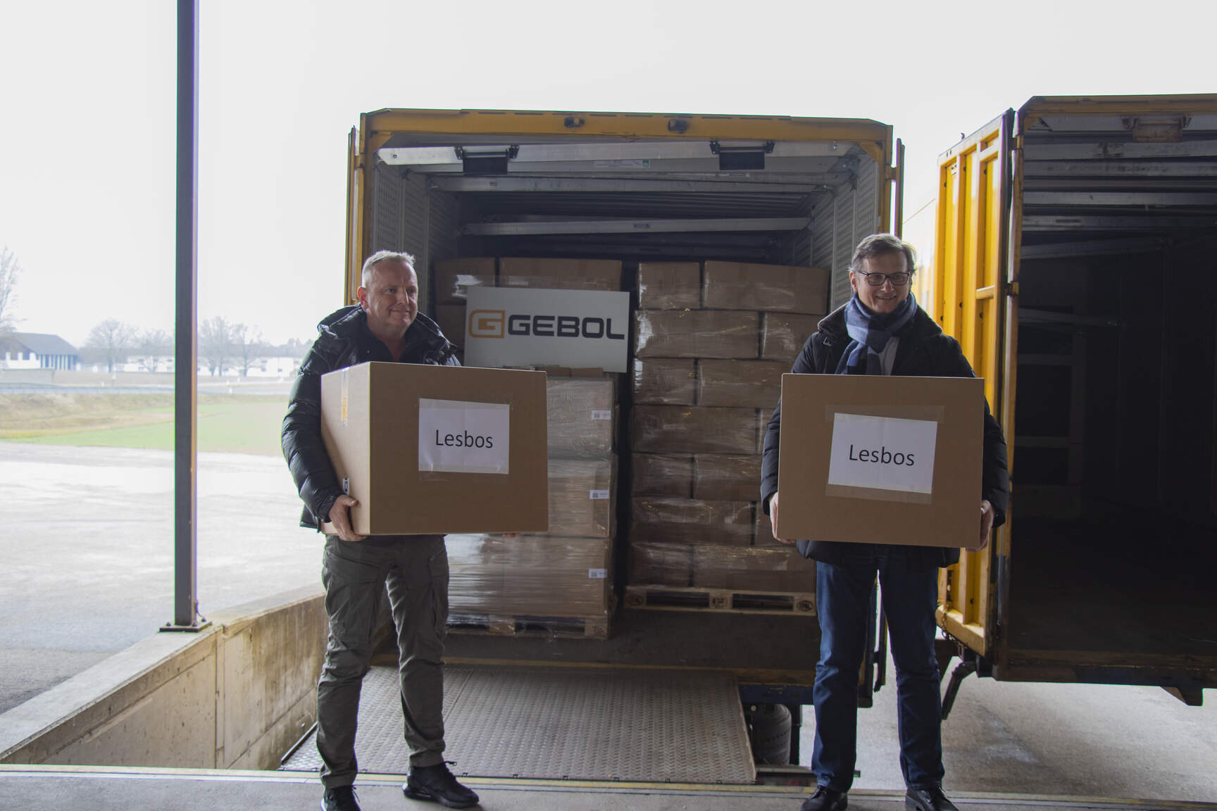 Gerhard Frank (l.), Geschäftsführer der Ennser Firma Gebol und Michael Rauhofer (r.) Niederlassungsleiter des Logistizentrum Linz beladen den LKW