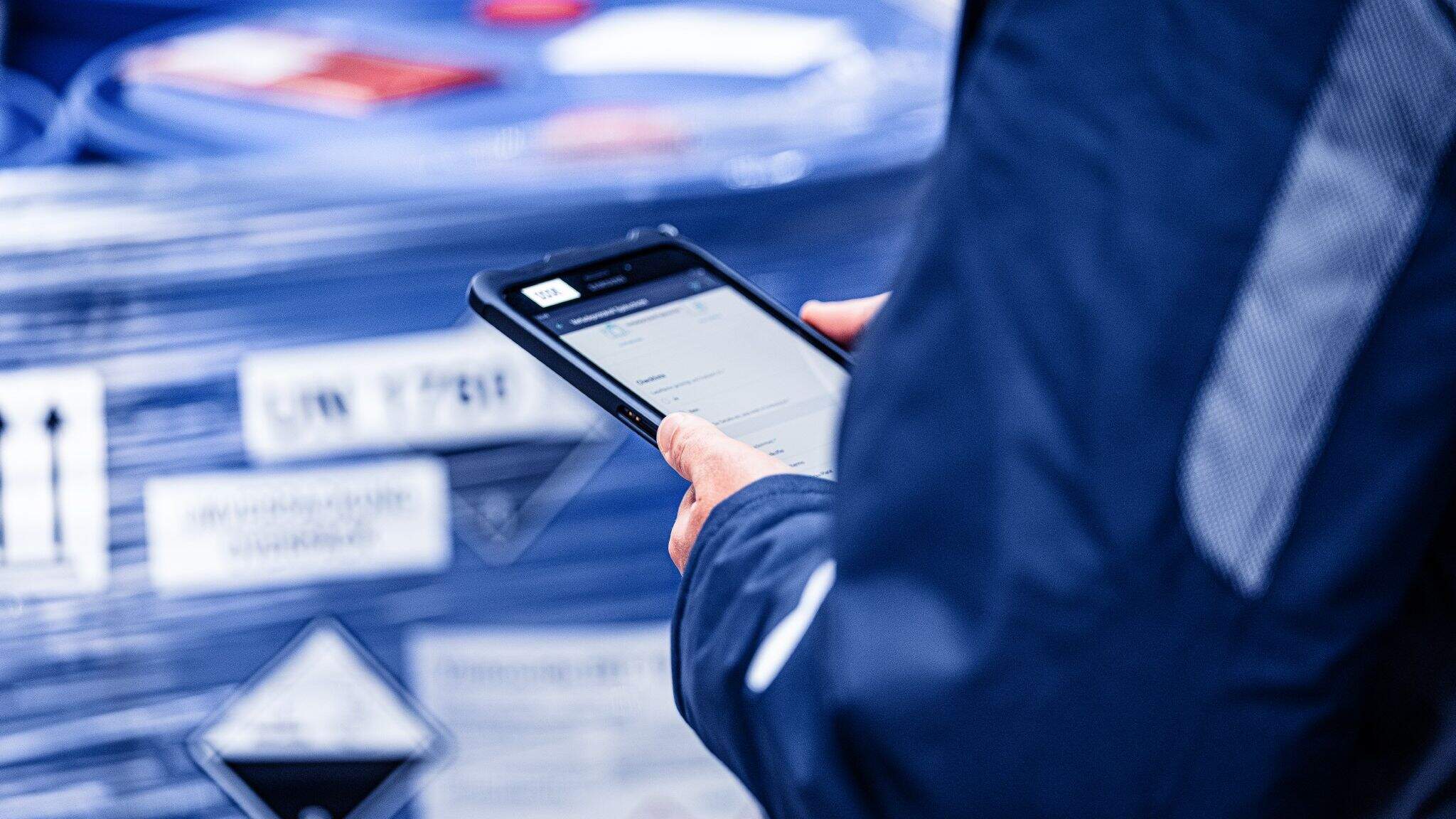 Weg vom Klemmbrett: Mitarbeitende k&ouml;nnen selbst Apps entwickeln und so viele Routinearbeiten in die digitale Welt &uuml;berf&uuml;hren.