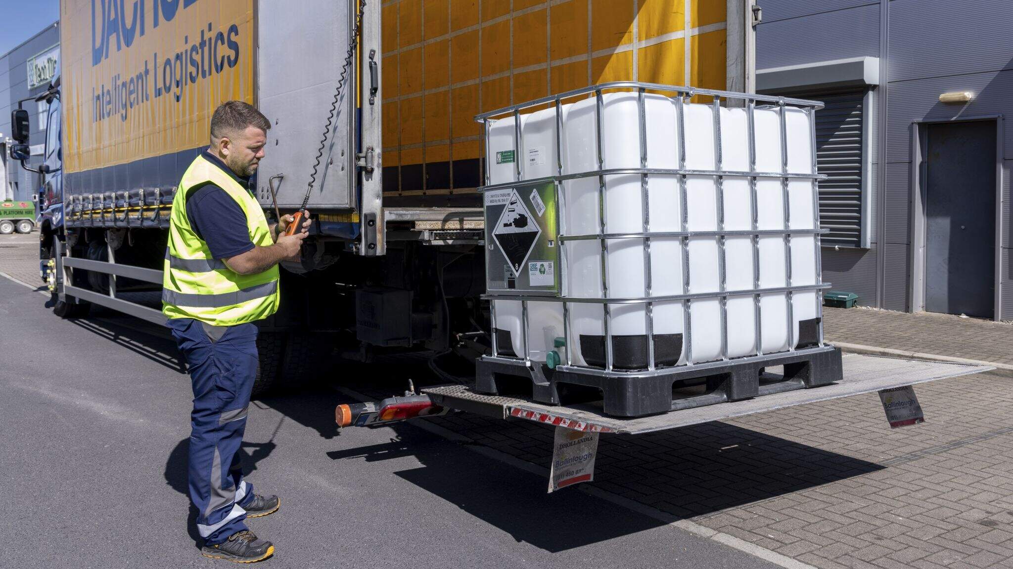 Bei DACHSER Ireland endet die Verantwortung nicht an der Laderampe: Spezialisierte Chemielogistik umfasst auch kundennahe Serviceleistungen rund um Gefahrstoffe.
