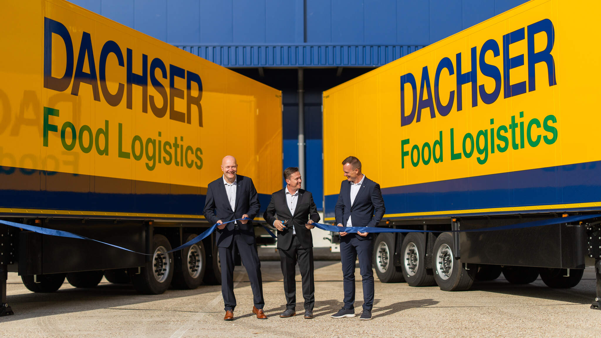 Von links nach rechts: Barry Stegeman, Country Manager DACHSER Netherlands Food Logistics, Niels Tieleman, Branch Manager Food Logistics Waddinxveen, und Stefan Behrendt, Managing Director Food Logistics, bei der offiziellen Er&ouml;ffnung in Waddinxveen.