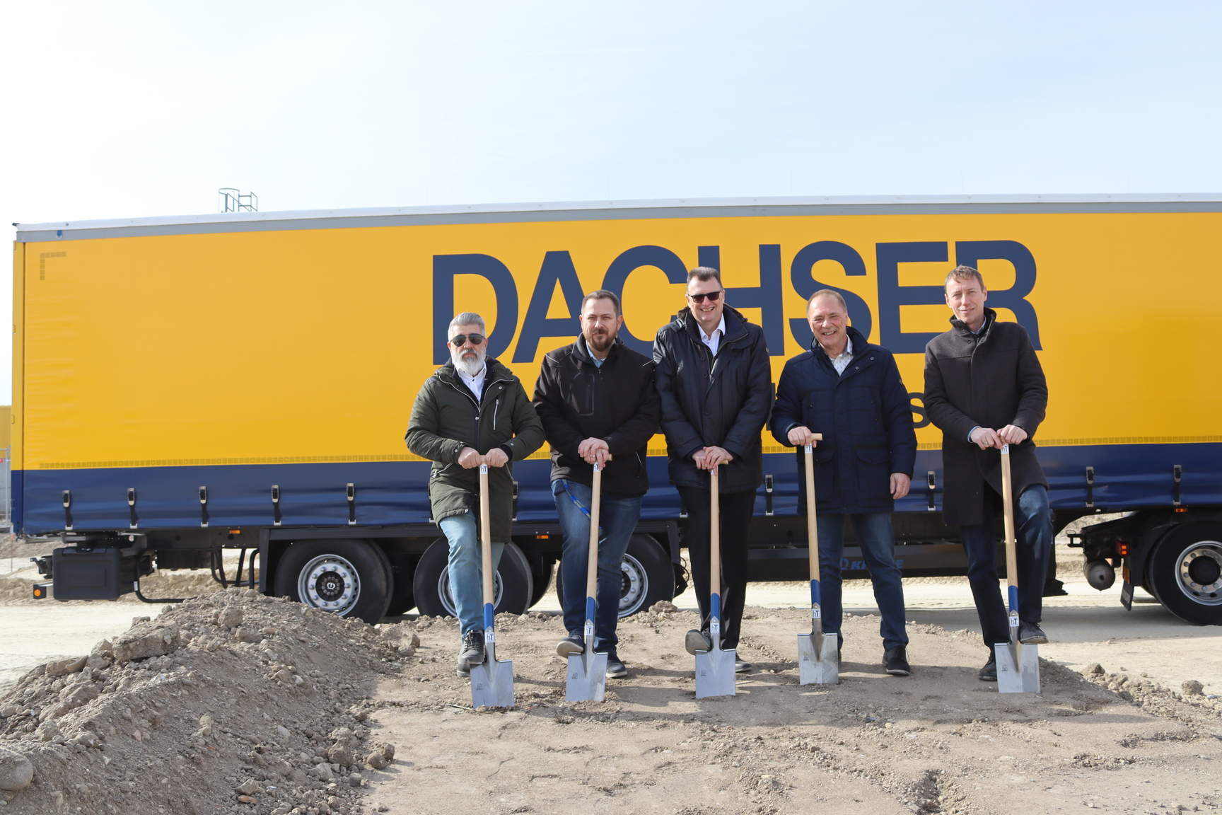 Spatenstich im DACHSER Logistikzentrum Wien am Standort Himberg - v.l.n.r. Deniz Gül (Lagerleiter), Marcus Zöhrer (Leiter Facility Management und IT), Manfred Dolezal (stellv. Niederlassungsleiter), Andreas Schweiger (Speditionsleitung National), Daniel Brunnauer (Speditionsleiter Outbound). Spatenstich im DACHSER Logistikzentrum Wien am Standort Himberg - v.l.n.r. Deniz Gül (Lagerleiter), Marcus Zöhrer (Leiter Facility Management und IT), Manfred Dolezal (stellv. Niederlassungsleiter), Andreas Schweiger (Speditionsleitung National), Daniel Brunnauer (Speditionsleiter Outbound).