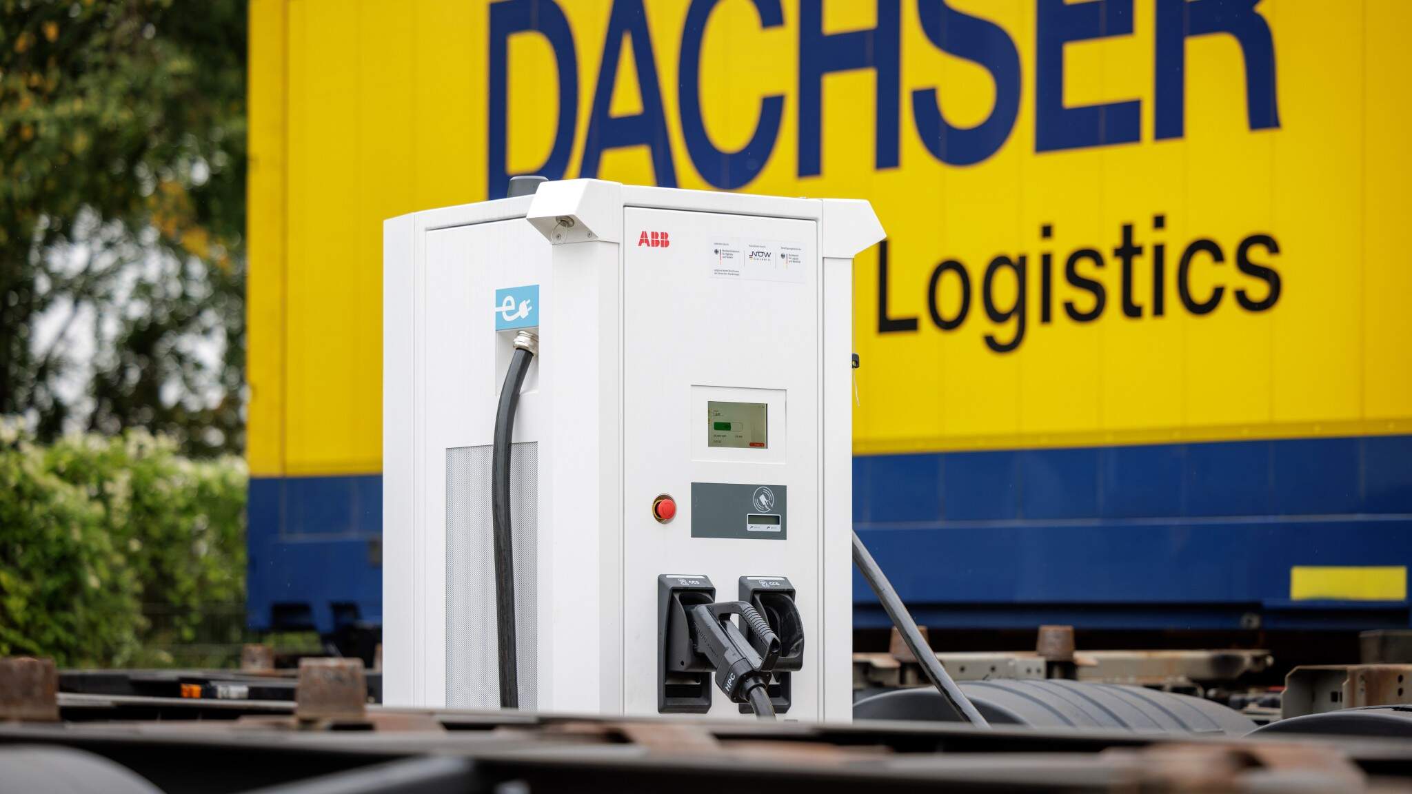 DACHSER und ABB arbeiten seit vielen Jahren zusammen und setzen dabei auch auf den Ausbau der Elektromobilität. DACHSER und ABB arbeiten seit vielen Jahren zusammen und setzen dabei auch auf den Ausbau der Elektromobilität.