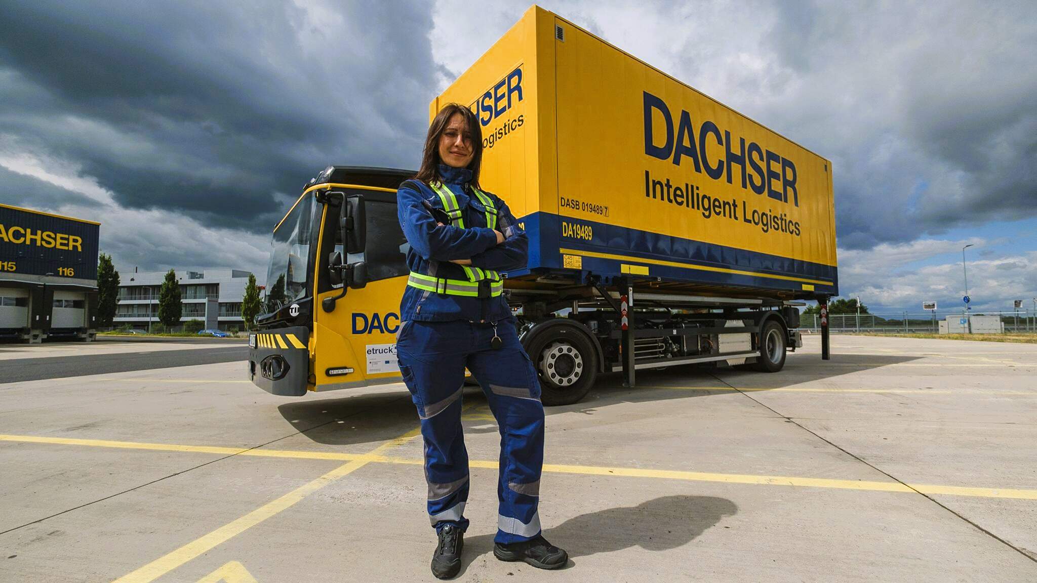 Anna Monika Chomot, die seit vier Jahren in Erlensee Wechselbr&uuml;cken auf dem Hof der Niederlassung bewegt, ist begeistert vom E-Wiesel.