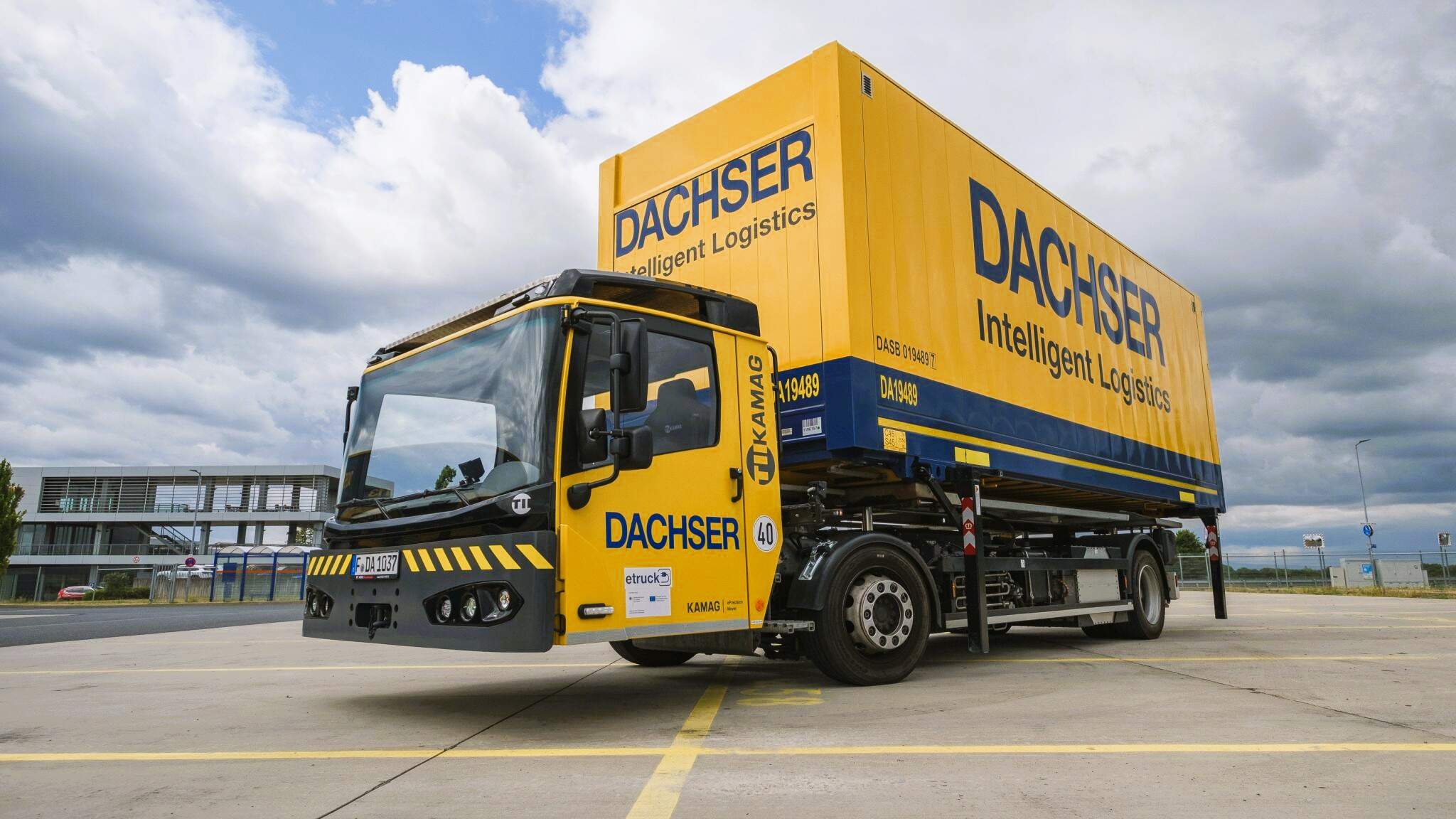 F&uuml;r das Umsetzen von Wechselbr&uuml;cken setzt DACHSER mittlerweile auch Hoffahrzeuge mit rein elektrischem Antrieb ein. Ein Plus f&uuml;r die Umwelt und auch f&uuml;r Fahrerinnen und Fahrer.