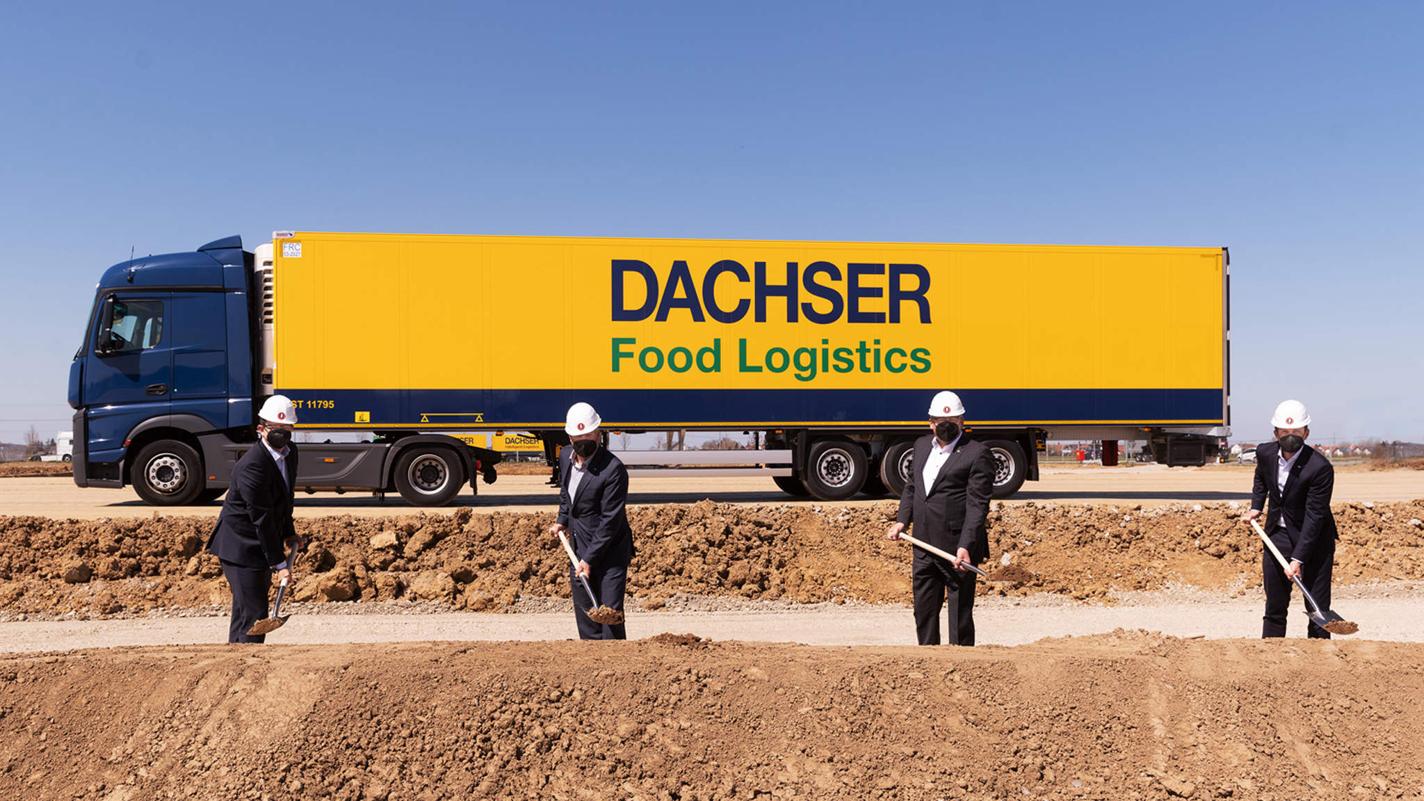 Spatenstich in Memmingen - v.l.n.r. Stefan Hohm, CDO DACHSER; Thomas Henkel, General Manager DACHSER Logistikzentrum Allgäu; Manfred Schilder, Oberbürgermeister Stadt Memmingen; Alexander Tonn, COO Road Logistics Spatenstich in Memmingen - v.l.n.r. Stefan Hohm, CDO DACHSER; Thomas Henkel, General Manager DACHSER Logistikzentrum Allgäu; Manfred Schilder, Oberbürgermeister Stadt Memmingen; Alexander Tonn, COO Road Logistics