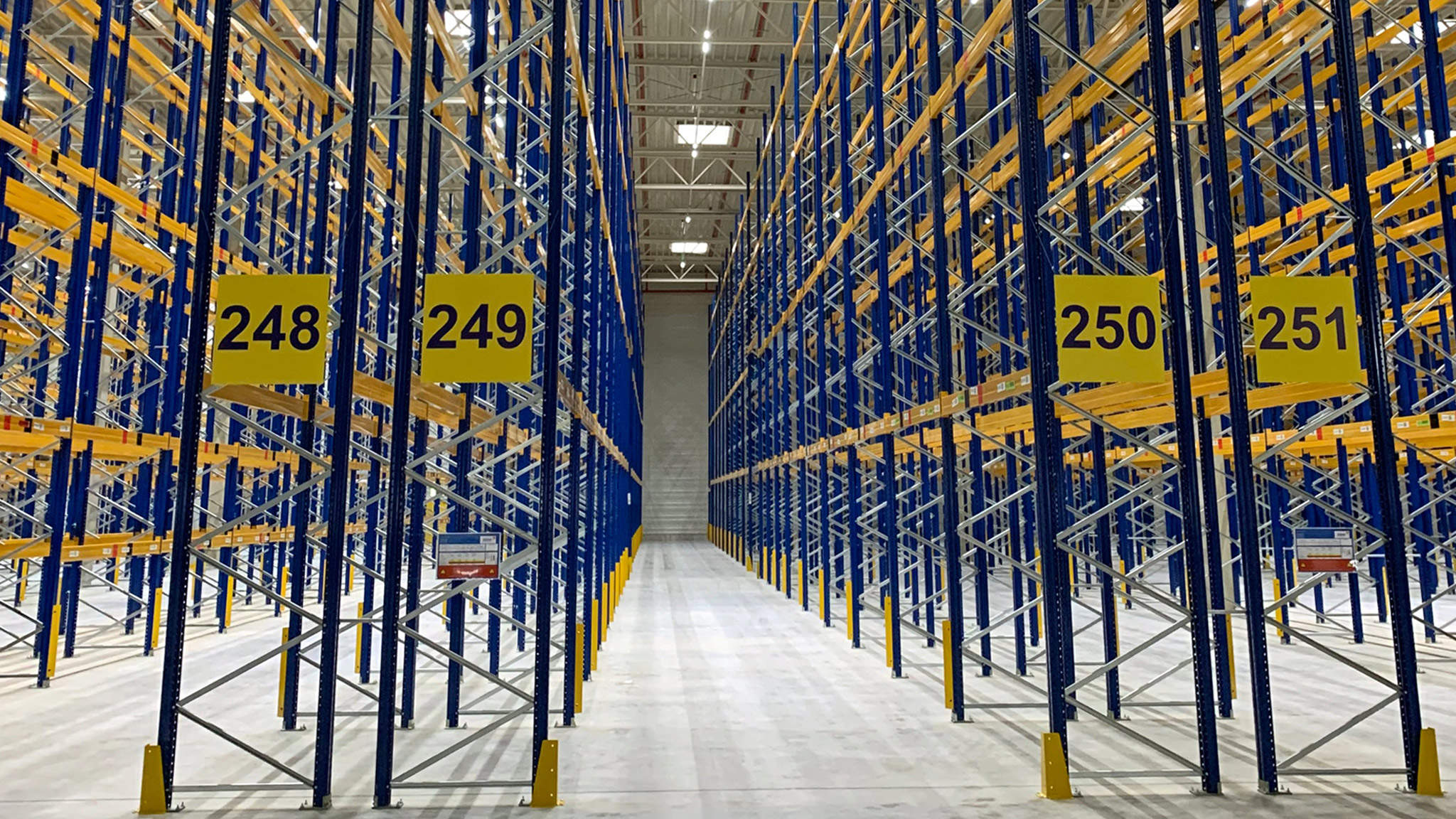 Die neue Anlage mit einer Größe von 8,4 Hektar umfasst zwei Hallen mit einer Gesamtlogistikfläche von 40.000 Quadratmetern. Die neue Anlage mit einer Größe von 8,4 Hektar umfasst zwei Hallen mit einer Gesamtlogistikfläche von 40.000 Quadratmetern.
