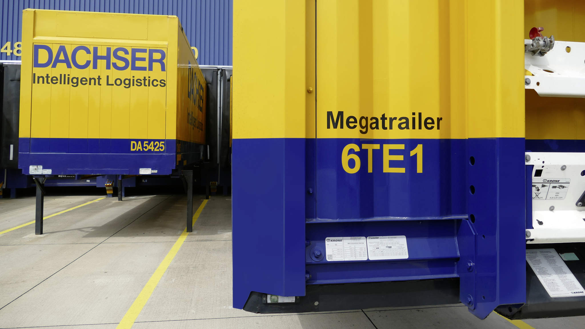 Sukzessive Umstellung der Sattelauflieger in der Business Line European Logistics optimiert die Auslastung und verbessert gleichzeitig die Klimabilanz der Transporte. Sukzessive Umstellung der Sattelauflieger in der Business Line European Logistics optimiert die Auslastung und verbessert gleichzeitig die Klimabilanz der Transporte.