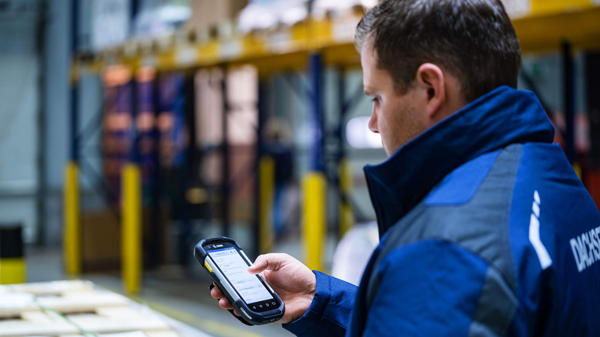 SAM wartet gegenüber den bestehenden Handhelds mit vielen Neuerungen auf, um Fahrern, Niederlassungen und auch Kunden den Alltag zu erleichtern. SAM wartet gegenüber den bestehenden Handhelds mit vielen Neuerungen auf, um Fahrern, Niederlassungen und auch Kunden den Alltag zu erleichtern.