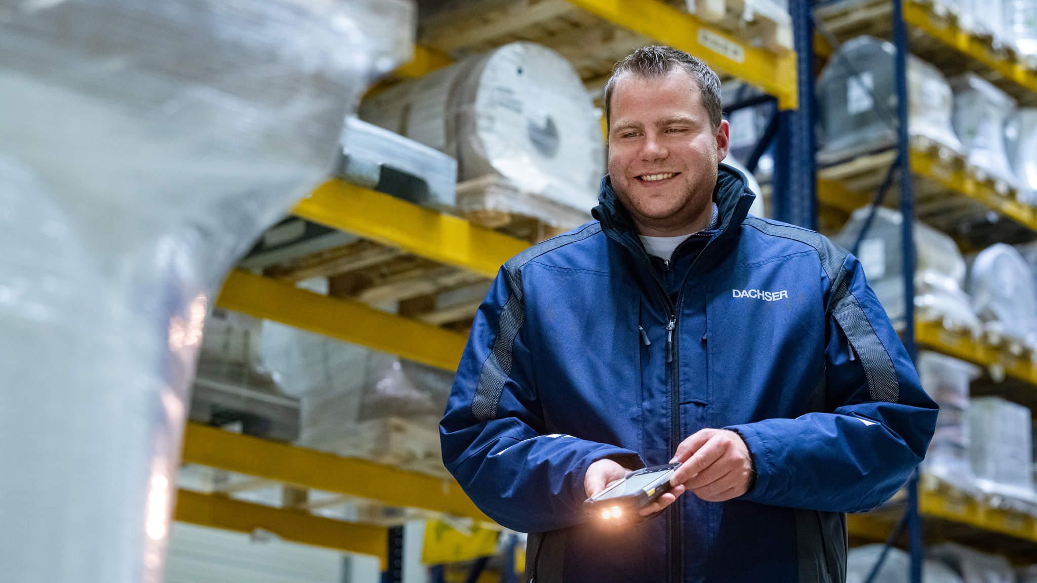 Mit SAM gibt DACHSER den Fahrerinnen und Fahrern ein umfassendes Assistenzsystem an die Hand. Mit SAM gibt DACHSER den Fahrerinnen und Fahrern ein umfassendes Assistenzsystem an die Hand.