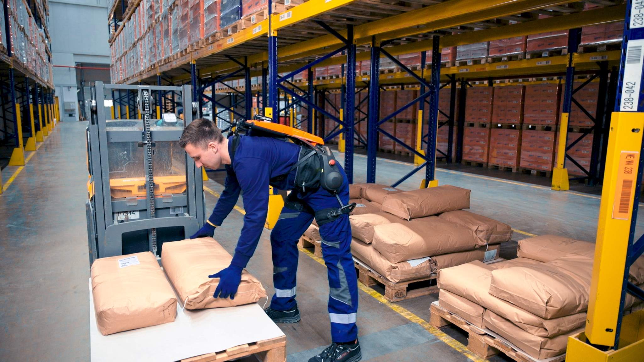 Aktive Exoskelette sorgen für Entlastung im Warehouse Aktive Exoskelette sorgen für Entlastung im Warehouse